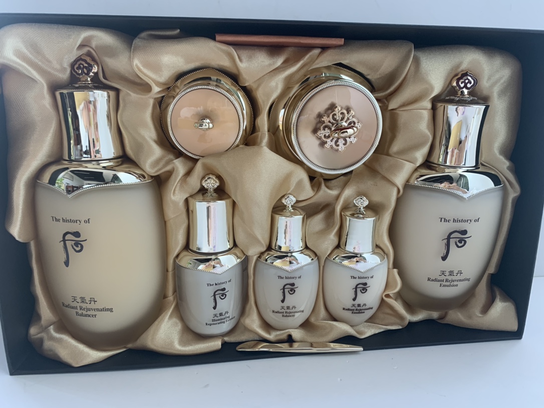 185💰
可配礼袋+中文标，对版包材，该有的细节都有，支持对比，明通市场认可版本✔️Whoo后天气丹七件套明通版！whoo后天气丹七件套增量款！新款天气丹精华中样由8ml增至10ml，天气丹眼霜中样由5ml增至8ml。