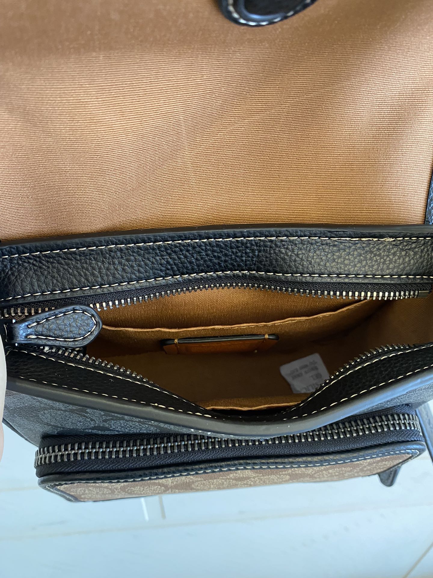 Coach C9870 CC032最新款SULLIVAN系列 男士翻盖斜挎包 老花配牛皮 造型搭配