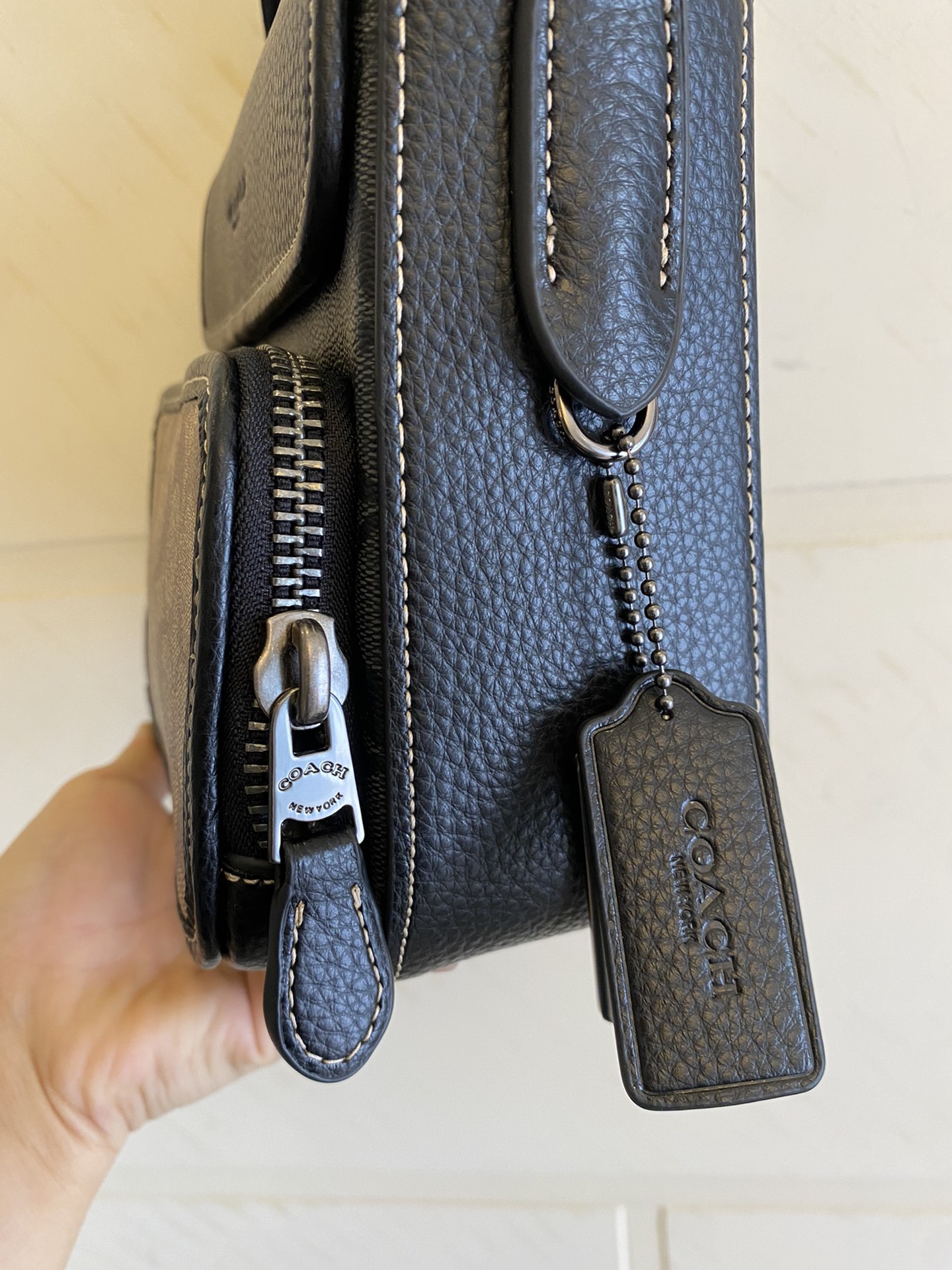 Coach C9870 CC032最新款SULLIVAN系列 男士翻盖斜挎包 老花配牛皮 造型搭配