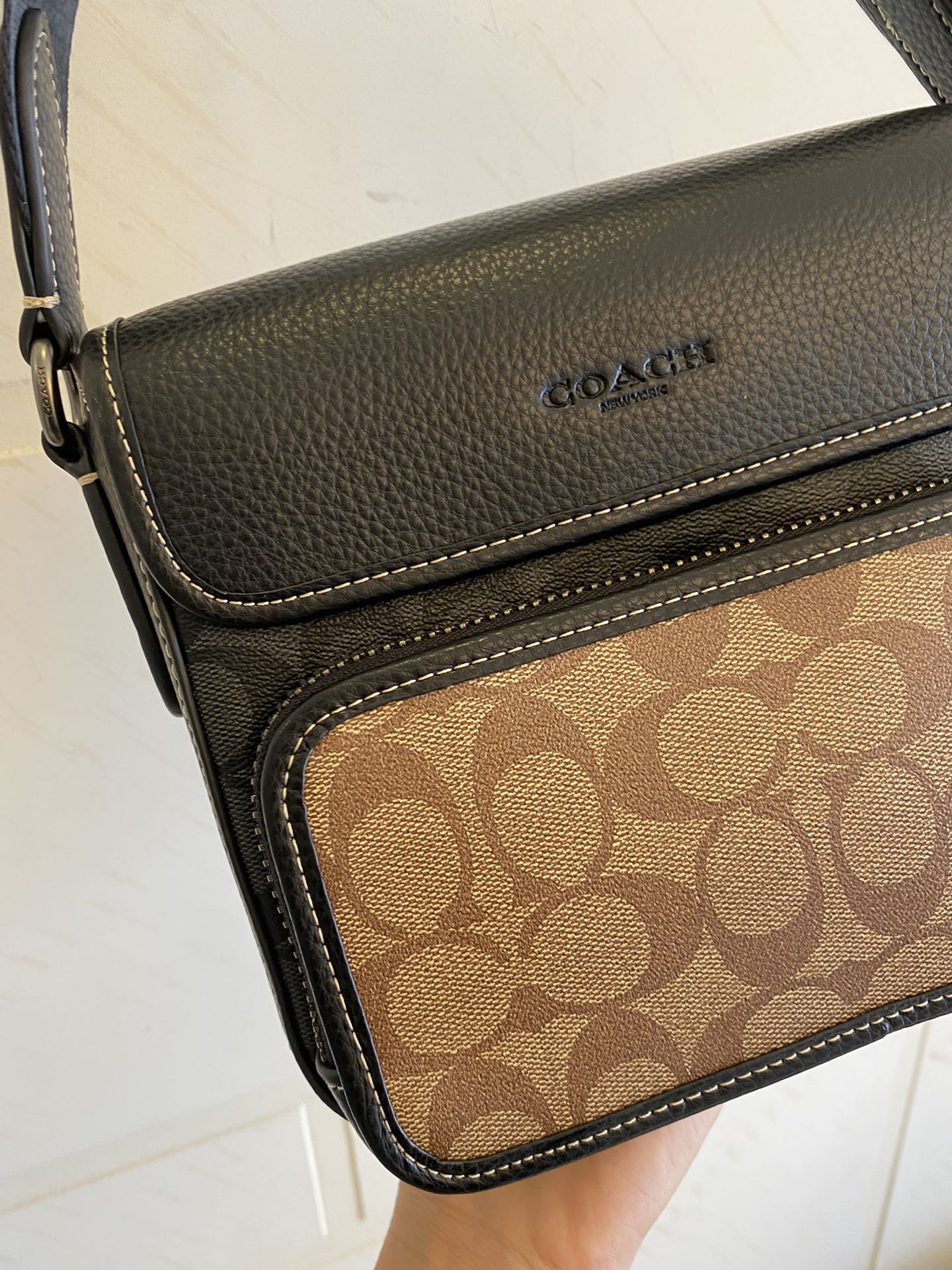 Coach C9870 CC032最新款SULLIVAN系列 男士翻盖斜挎包 老花配牛皮 造型搭配