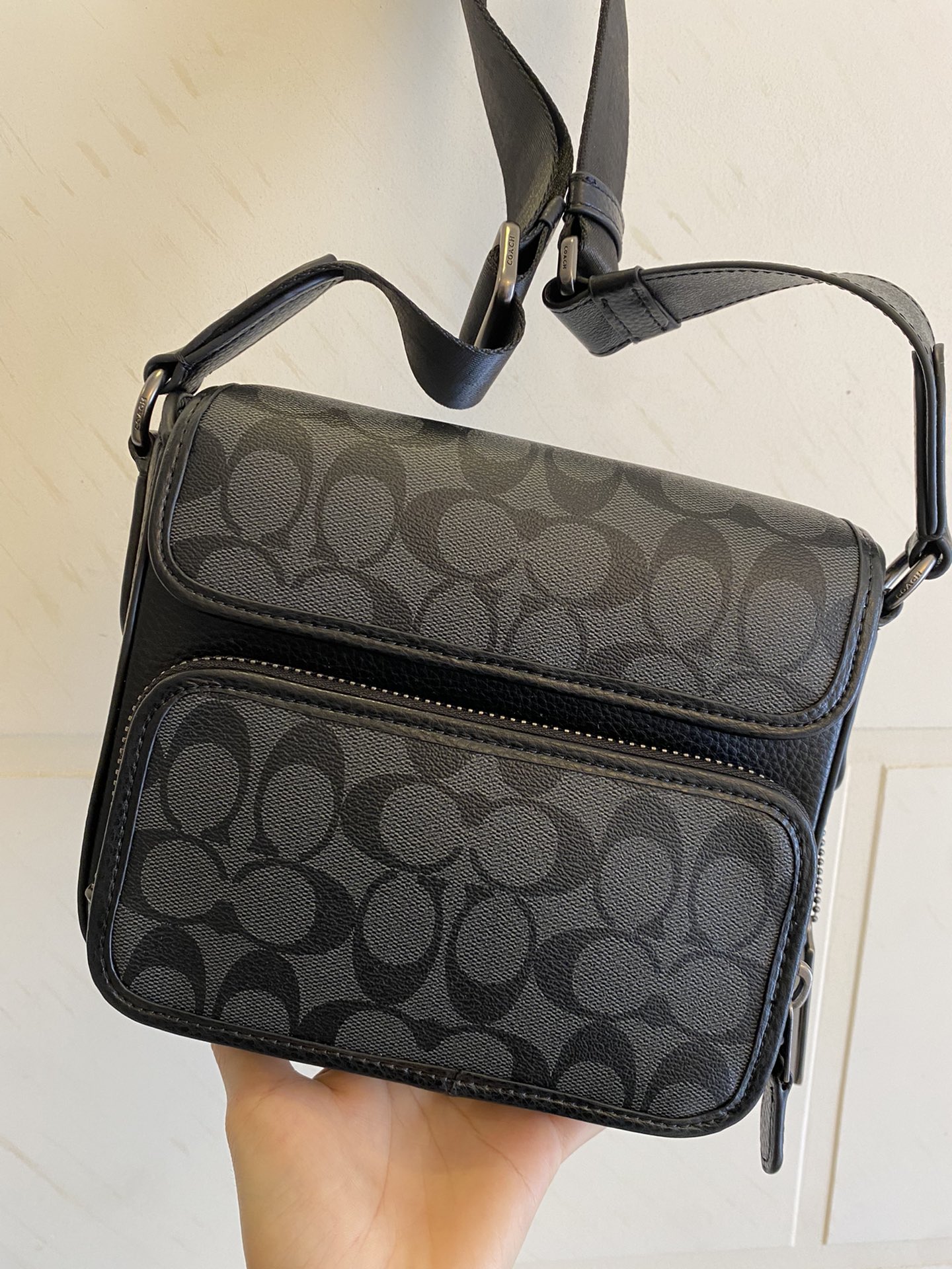 Coach C9870 CC032最新款SULLIVAN系列 男士翻盖斜挎包 老花配牛皮 造型搭配