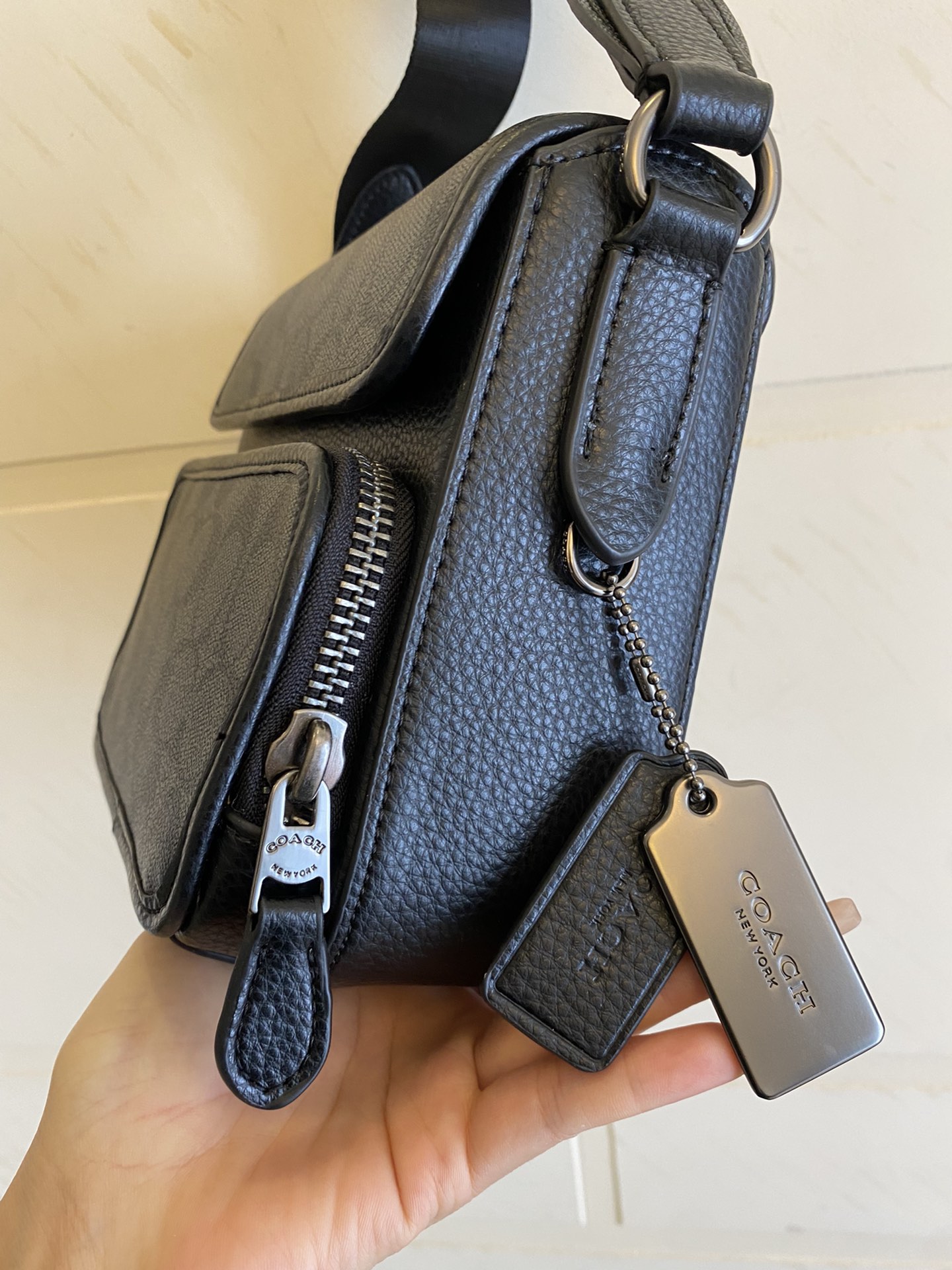 Coach C9870 CC032最新款SULLIVAN系列 男士翻盖斜挎包 老花配牛皮 造型搭配