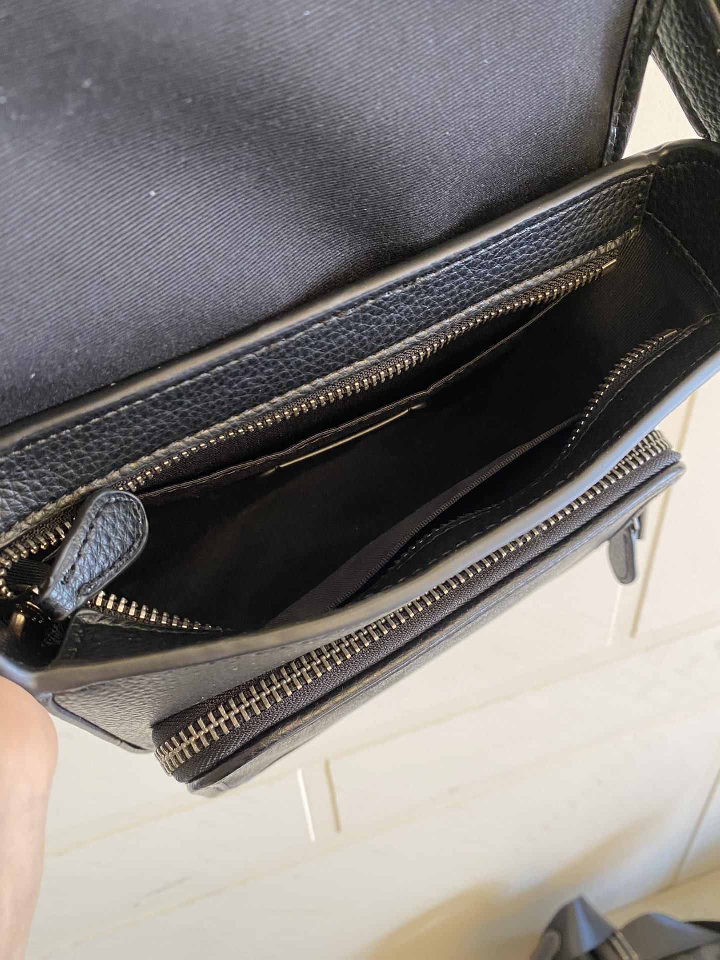 Coach C9870 CC032最新款SULLIVAN系列 男士翻盖斜挎包 老花配牛皮 造型搭配