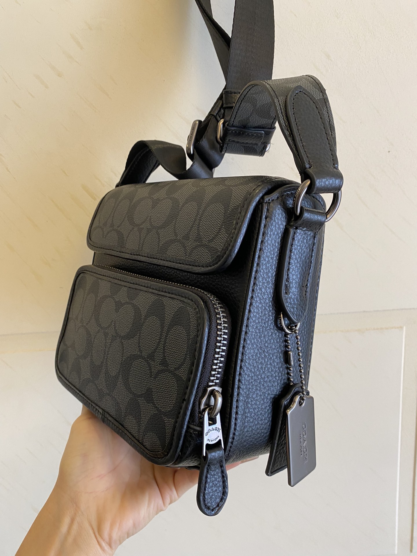 Coach C9870 CC032最新款SULLIVAN系列 男士翻盖斜挎包 老花配牛皮 造型搭配