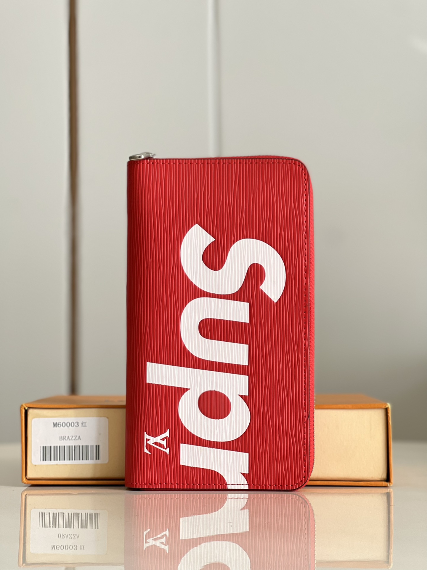 NO:399542,【Exclusive real photo M60003 red】LV and Supreme are the strongest joint brand that is highly anticipated by Supreme. Supreme is the American street fashion brand founded by James Jebbia in 1994, mainly skateboard Hip-hop culture. LV water ripples Zippy Organizer wallet feels excellent and durable. It is made of top cowhide material and is full of vitality and charm ten times. It can be easily placed in checkbooks, air tickets, and documents, with an elegant appearance. Size 21×12×2cm NS.320, LV [original leather], louis vuitton, wallets, cowhide19860909【独家实拍 M60003红】LV与Supreme万众瞩目的吏上最强联名.Supreme是James Jebbia于1994年创立的美国街头潮牌以滑板Hip-hop文化为主LV水波纹Zippy Organizer钱包手感极佳且耐用采用顶级牛皮材质充满活力魅力十倍.可轻松放入支票簿、机票、文件,外型典雅.尺寸21×12×2cm NS.320,LV【原厂皮】,louis vuitton,wallets,cowhide,Bag
