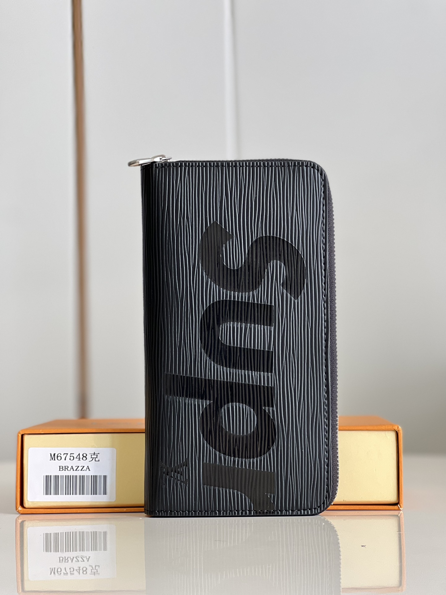 NO:399544,[Exclusive real shot M67548 black] V and Supreme are the most highly anticipated official couplet. Supreme is the American street brand founded by James Jebbia in 1994, mainly skateboard Hip-hop culture. LV water ripples Zippy wallet feels excellent and durable. It uses top cowhide material and is full of vitality and charm ten times. Size 19×10×2cm NS.300, LV [original leather], louis vuitton, wallets, cowhide19860909【独家实拍 M67548黑】V与Supreme万众瞩目的吏上最强联名.Supreme是James Jebbia于1994年创立的美国街头潮牌以滑板Hip-hop文化为主 LV水波纹Zippy钱包手感极佳且耐用采用顶级牛皮材质充满活力魅力十倍.尺寸19×10×2cm NS.300,LV【原厂皮】,louis vuitton,wallets,cowhide,Bag