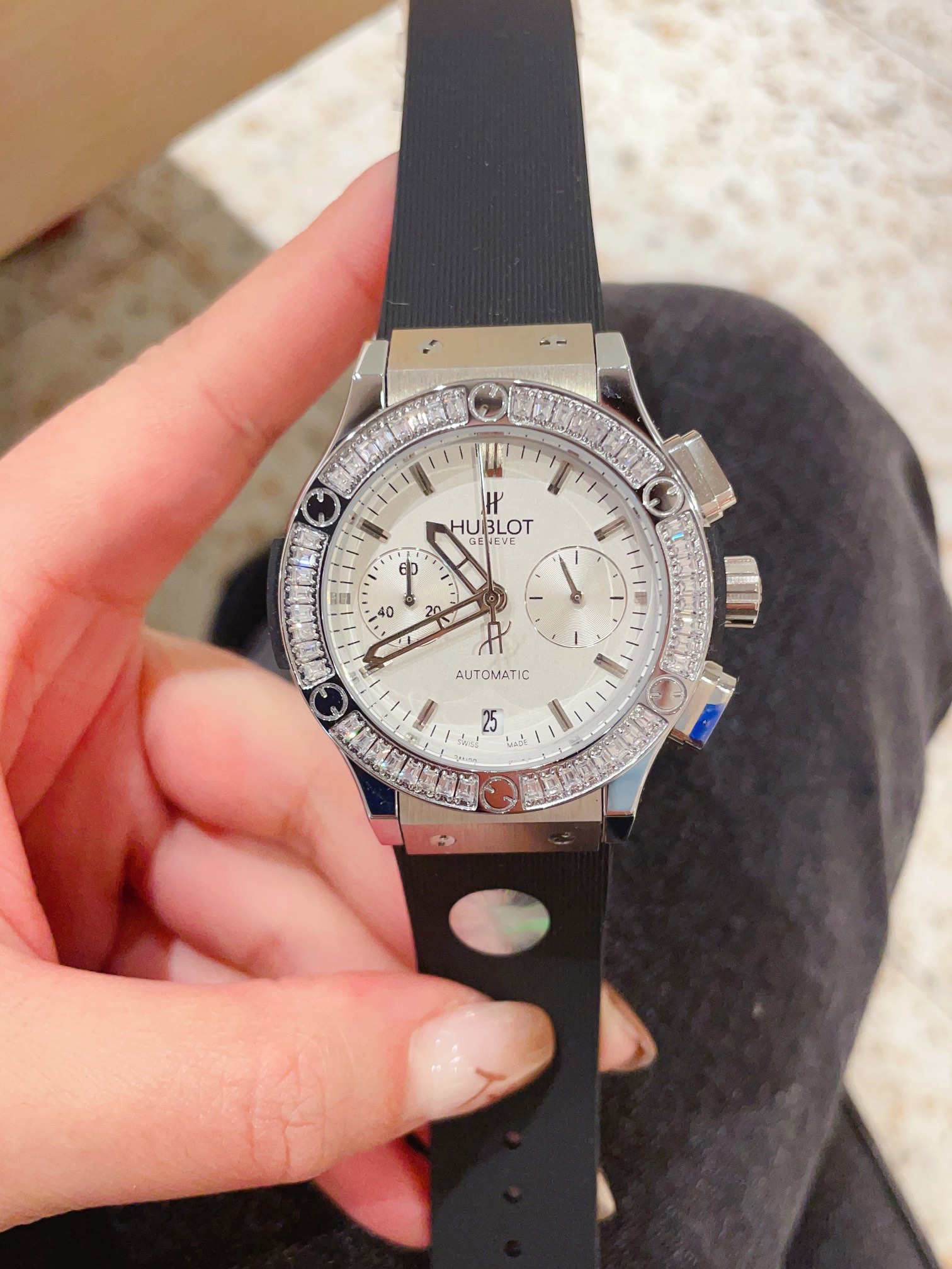 Hublot Big Bang Women’s Watch Collaboration with Artist Chen Mandarin – Luxurious and Elegant Timepiece - 图片 2