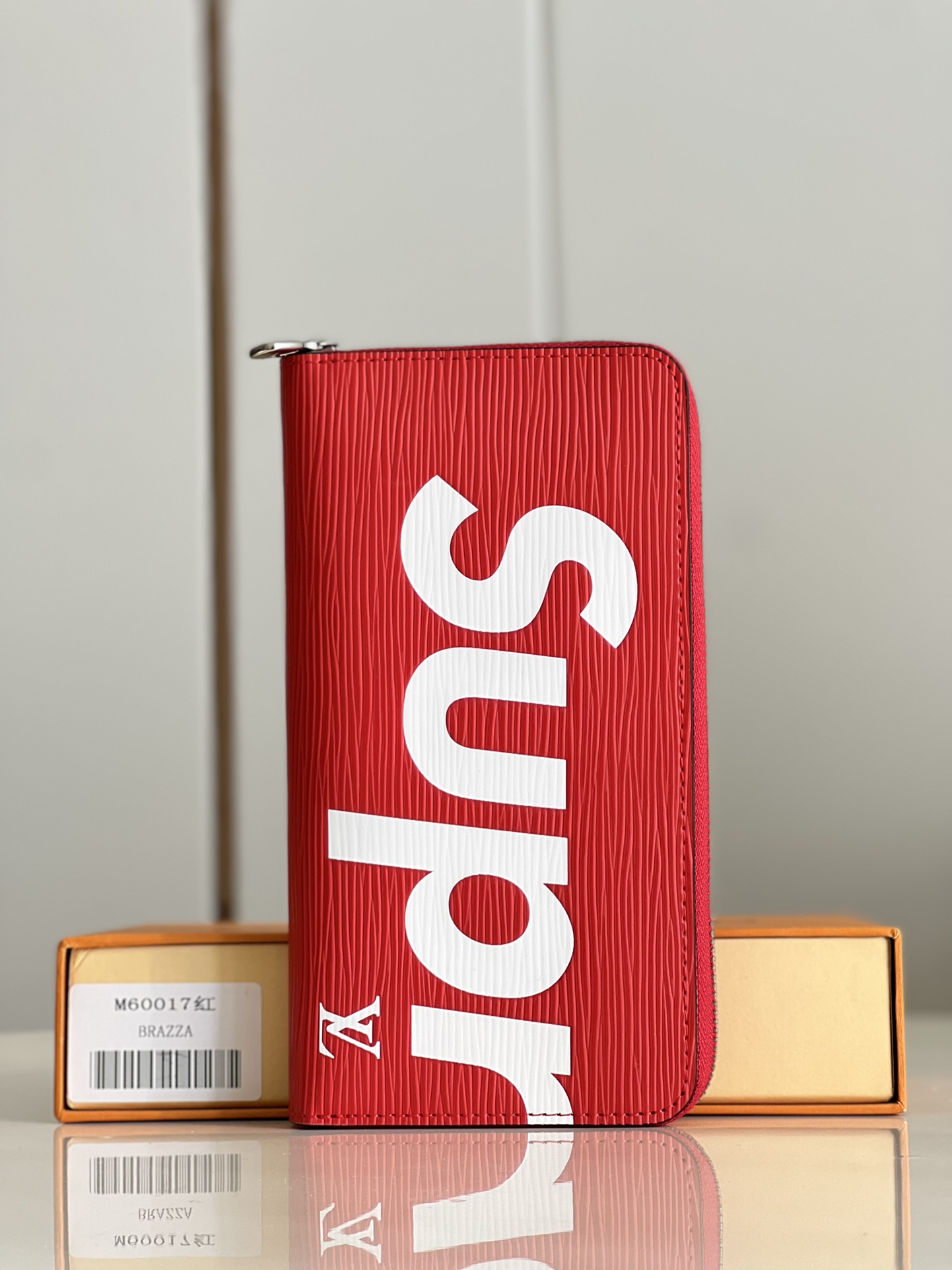 NO:399546,【Exclusive real photo M60017 Red】V and Supreme are the strongest joint brand that is highly anticipated by Supreme. Supreme is the American street fashion brand founded by James Jebbia in 1994, mainly skateboard Hip-hop culture. LV water ripples Zippy wallet feels excellent and durable. It uses top cowhide material and is full of vitality and charm ten times. Size 19×10×2cm NS.300, LV [original leather], louis vuitton, wallets, cowhide19860909【独家实拍 M60017红】V与Supreme万众瞩目的吏上最强联名.Supreme是James Jebbia于1994年创立的美国街头潮牌以滑板Hip-hop文化为主 LV水波纹Zippy钱包手感极佳且耐用采用顶级牛皮材质充满活力魅力十倍.尺寸19×10×2cm NS.300,LV【原厂皮】,louis vuitton,wallets,cowhide,Bag