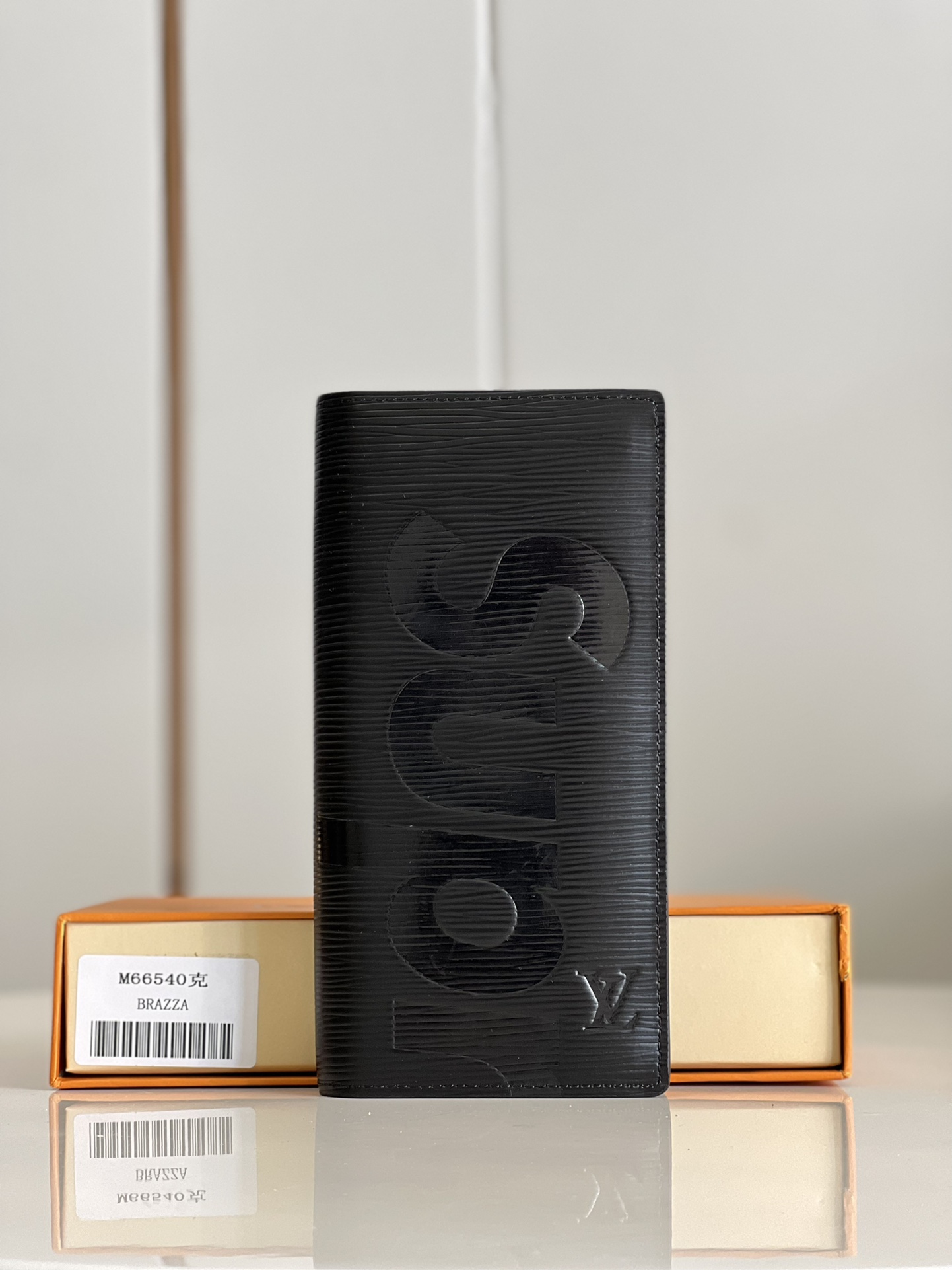 NO:399548,[Exclusive real shot M66540 black] LV and Supreme are the strongest joint brand that is highly anticipated by Supreme. Supreme is the American street fashion brand founded by James Jebbia in 1994, mainly skateboard Hip-hop culture LV water ripples BRAZZA wallet feels excellent and durable, with top cowhide material full of vitality and charm ten times. Size 19×10×2cm NS.260, LV [original leather], louis vuitton, wallets, cowhide19860909【独家实拍 M66540黑】LV与Supreme万众瞩目的吏上最强联名.Supreme是James Jebbia于1994年创立的美国街头潮牌以滑板Hip-hop文化为主LV水波纹BRAZZA钱包手感极佳且耐用采用顶级牛皮材质充满活力魅力十倍.尺寸19×10×2cm NS.260,LV【原厂皮】,louis vuitton,wallets,cowhide,Bag