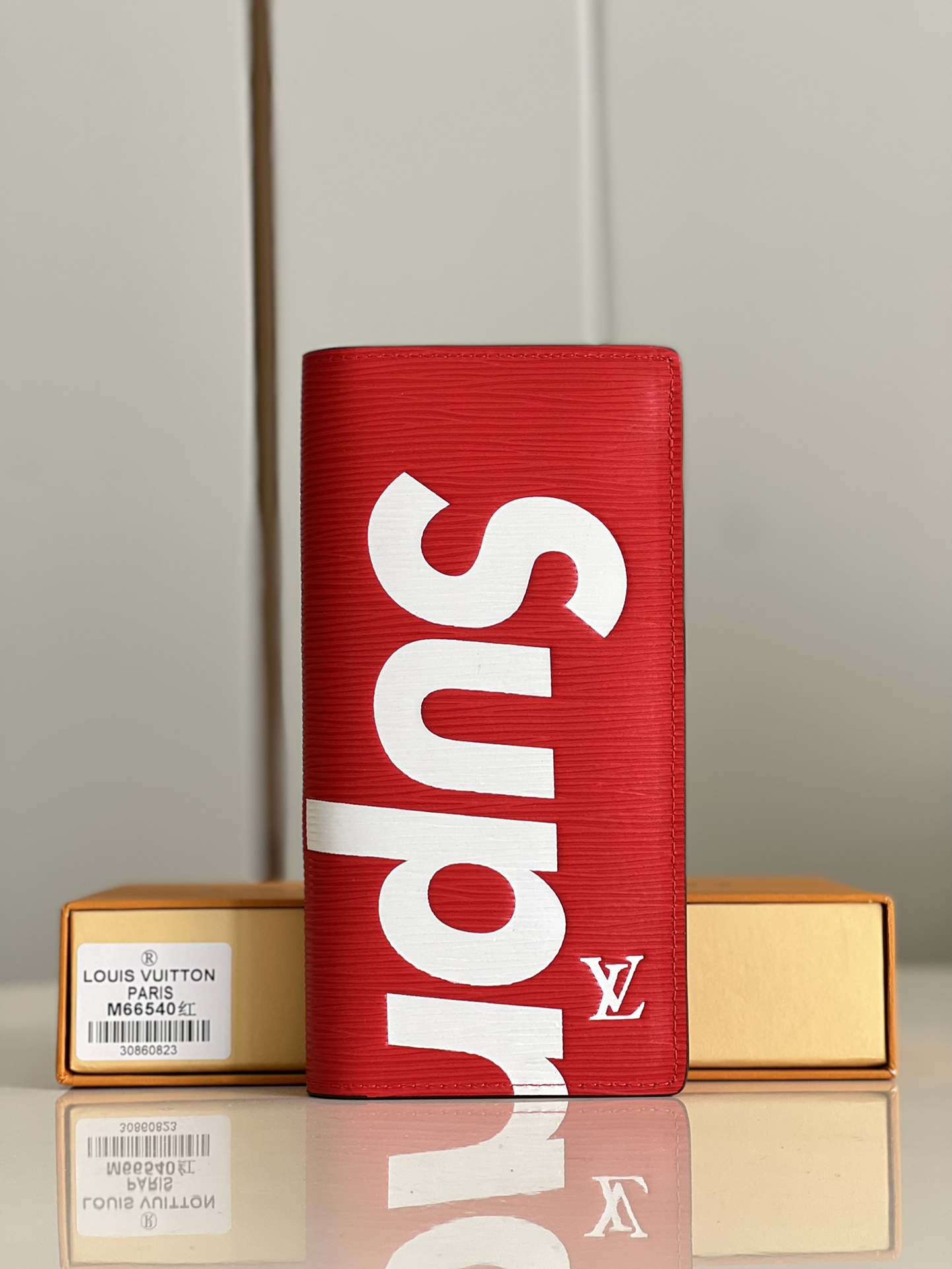 NO:399550,[Exclusive real photo M66540 red] LV and Supreme are the most highly anticipated official couplet. Supreme is the American street fashion brand founded by James Jebbia in 1994, mainly skateboard Hip-hop culture LV water ripples BRAZZA wallet feels excellent and durable with top cowhide material and is full of vitality and charm ten times. Size 19×10×2cm NS.260, LV [original leather], louis vuitton, wallets, cowhide19860909【独家实拍 M66540红】LV与Supreme万众瞩目的吏上最强联名.Supreme是James Jebbia于1994年创立的美国街头潮牌以滑板Hip-hop文化为主LV水波纹BRAZZA钱包手感极佳且耐用采用顶级牛皮材质充满活力魅力十倍.尺寸19×10×2cm NS.260,LV【原厂皮】,louis vuitton,wallets,cowhide,Bag
