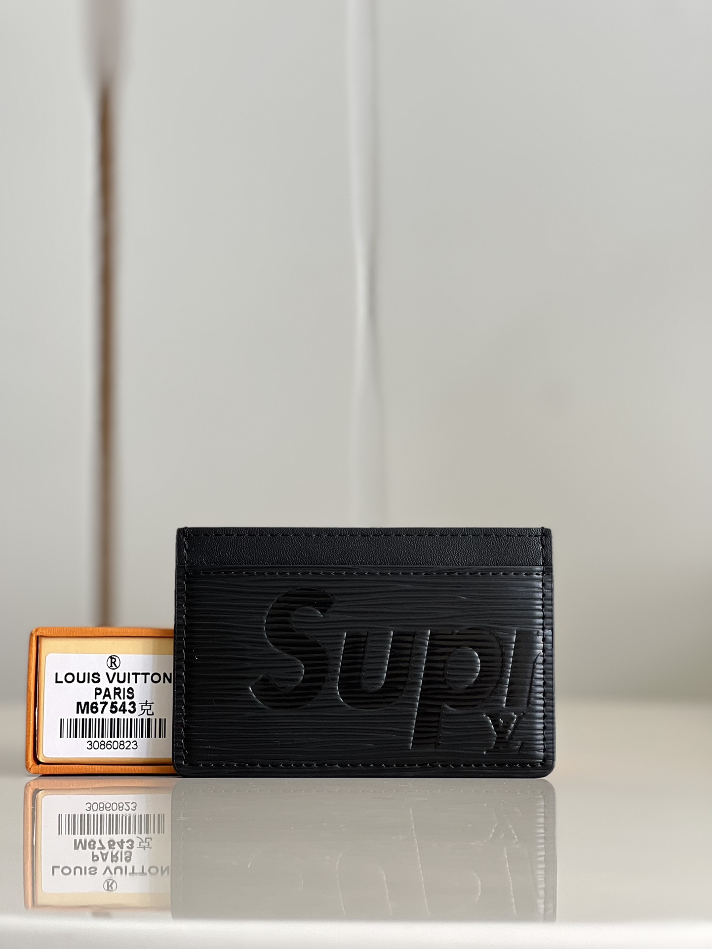 NO:399556,【Exclusive real photo M67543 black】supreme series leather card holder, simple and fashionable design, can be easily placed in the clothes pocket. It has three mezzanines, which can be placed in credit cards, ride cards or business cards, etc. Size 7X11cm ns.200, LV [original leather], louis vuitton19860909【独家实拍 M67543黑】supreme系列 皮革制卡片夹,设计简约而时髦,可轻易放入衣服口袋. 设有三个夹层,可供放置信用卡、乘车卡或名片等.尺寸7X11cm ns.200,LV【原厂皮】,louis vuitton,Bag