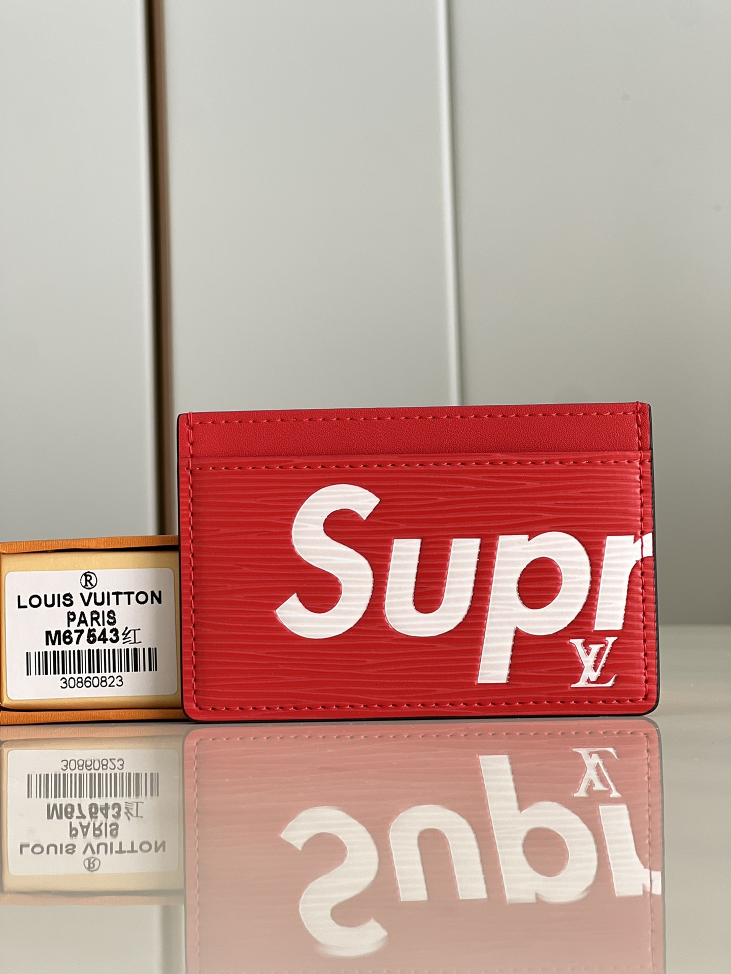 NO:399557,【Exclusive real photo M67543 red】supreme series leather card holder, simple and fashionable design, can be easily placed in the clothes pocket. It has three mezzanines, which can be placed in credit cards, ride cards or business cards, etc. Size 7X11cm ns.200, LV [original leather], louis vuitton19860909【独家实拍 M67543红】supreme系列 皮革制卡片夹,设计简约而时髦,可轻易放入衣服口袋. 设有三个夹层,可供放置信用卡、乘车卡或名片等.尺寸7X11cm ns.200,LV【原厂皮】,louis vuitton,Bag