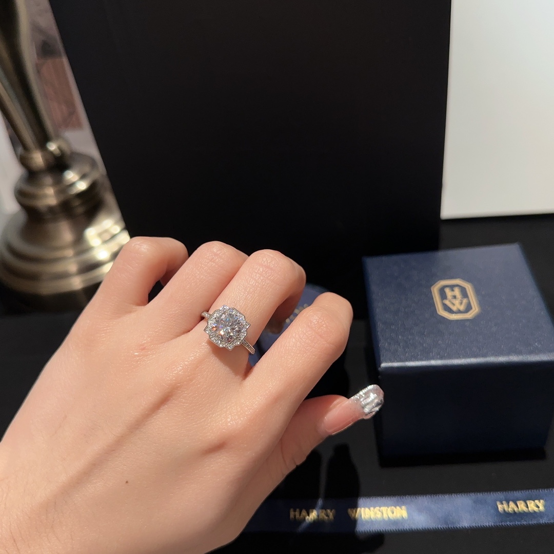 NO:633717,Square diamond ring HW Harry Winston classic diamond ring Belle series. The main stone is an imported 2-carat zircon. The ring arm is also covered with diamonds. Super gorgeous and very feminine ~ Thickly plated 18k white gold. Mido 5 6 7 8, mido ring, Cartier high-end jewelry19860909方形镶钻戒指 HW 海瑞·温斯顿经典钻戒 Belle系列 主石一颗进口2克拉锆石 戒臂也是满钻铺满 超华丽很女人～ 厚镀18k白金 美度5 6 7 8,,mido,ring,卡迪亚高端饰品,Jewelry
