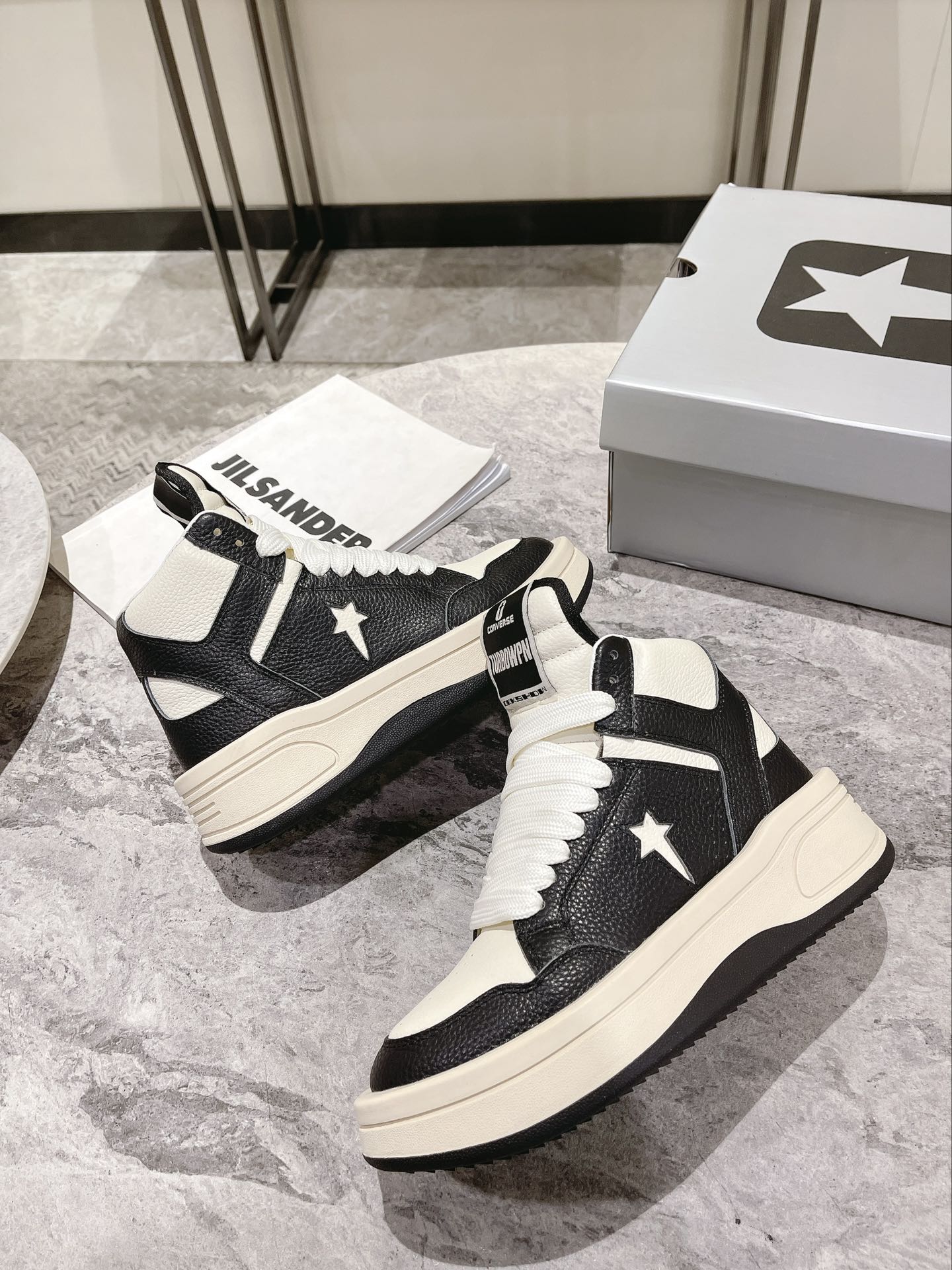 p280💰Rick Owens 𝙓 Converse 瑞克 欧文斯 匡威 联名情侣爆款✅已认证💯

✅鞋面：科技透染进口头层摔纹牛皮
内里垫脚采用小羊皮‼柔韧性十足！圆头的设计让脚趾得到完全的释放🥰摆脱鞋子原本的压迫感！
大底采用原版开模大底。双色大底组合工艺复杂。超级舒适！超下血本的❤
专柜原包装
𝙎𝙞𝙯𝙚: 35-40女   39-45男
𝙋𝙧𝙞𝙘𝙚