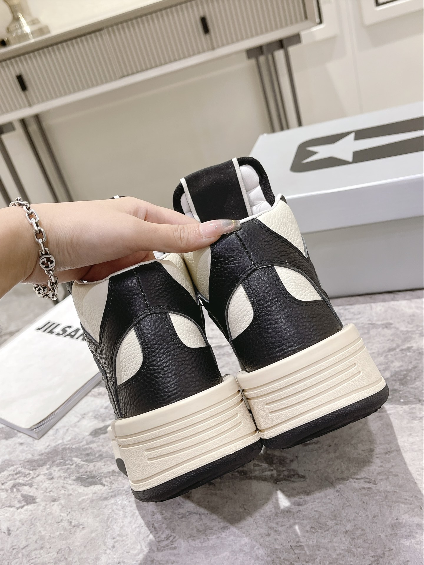 p280💰Rick Owens 𝙓 Converse 瑞克 欧文斯 匡威 联名情侣爆款✅已认证💯

✅鞋面：科技透染进口头层摔纹牛皮
内里垫脚采用小羊皮‼柔韧性十足！圆头的设计让脚趾得到完全的释放🥰摆脱鞋子原本的压迫感！
大底采用原版开模大底。双色大底组合工艺复杂。超级舒适！超下血本的❤
专柜原包装
𝙎𝙞𝙯𝙚: 35-40女   39-45男
𝙋𝙧𝙞𝙘𝙚