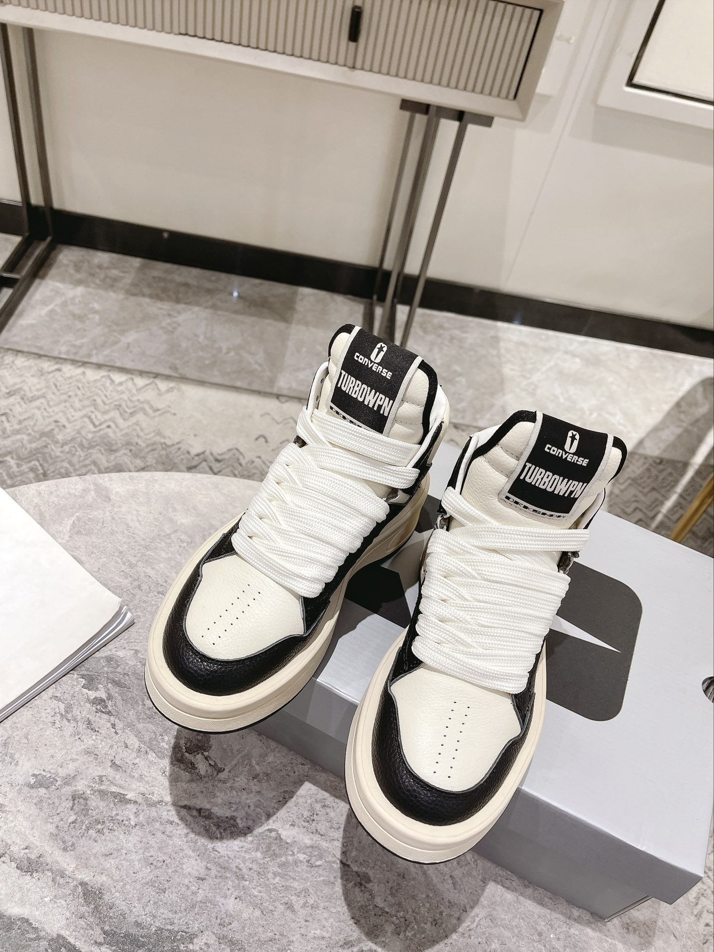 p280💰Rick Owens 𝙓 Converse 瑞克 欧文斯 匡威 联名情侣爆款✅已认证💯

✅鞋面：科技透染进口头层摔纹牛皮
内里垫脚采用小羊皮‼柔韧性十足！圆头的设计让脚趾得到完全的释放🥰摆脱鞋子原本的压迫感！
大底采用原版开模大底。双色大底组合工艺复杂。超级舒适！超下血本的❤
专柜原包装
𝙎𝙞𝙯𝙚: 35-40女   39-45男
𝙋𝙧𝙞𝙘𝙚