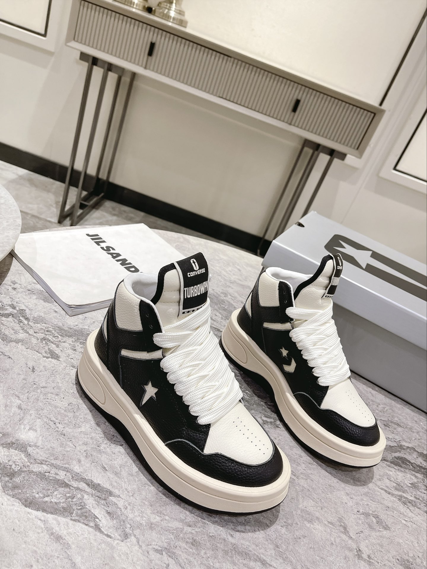 p280💰Rick Owens 𝙓 Converse 瑞克 欧文斯 匡威 联名情侣爆款✅已认证💯

✅鞋面：科技透染进口头层摔纹牛皮
内里垫脚采用小羊皮‼柔韧性十足！圆头的设计让脚趾得到完全的释放🥰摆脱鞋子原本的压迫感！
大底采用原版开模大底。双色大底组合工艺复杂。超级舒适！超下血本的❤
专柜原包装
𝙎𝙞𝙯𝙚: 35-40女   39-45男
𝙋𝙧𝙞𝙘𝙚