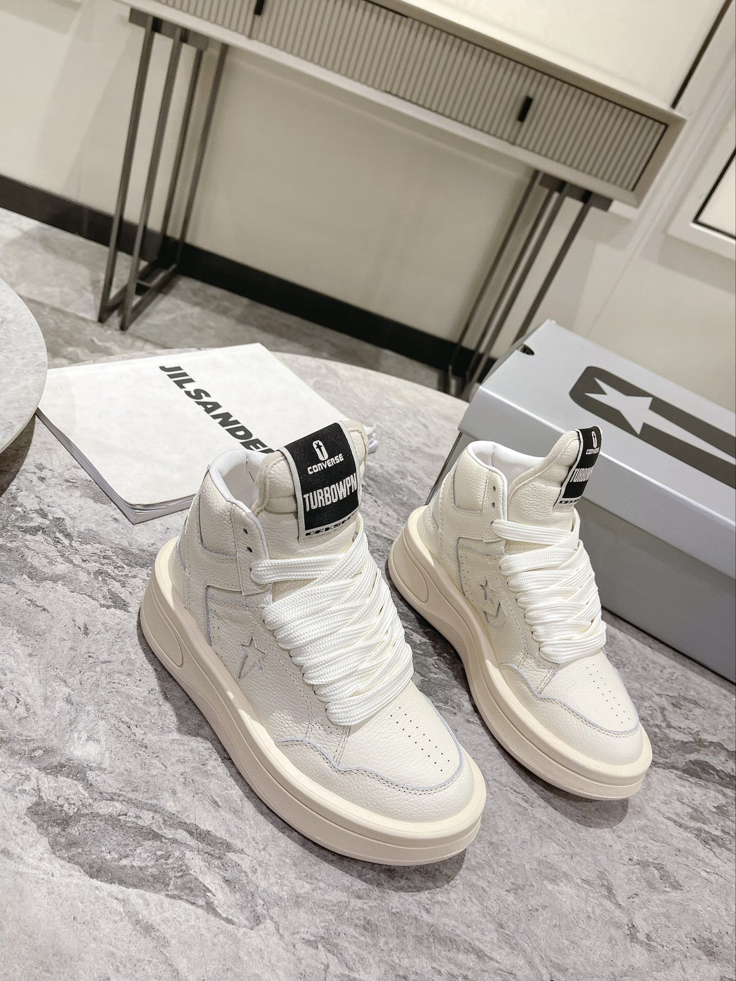 p280💰Rick Owens 𝙓 Converse 瑞克 欧文斯 匡威 联名情侣爆款✅已认证💯

✅鞋面：科技透染进口头层摔纹牛皮
内里垫脚采用小羊皮‼柔韧性十足！圆头的设计让脚趾得到完全的释放🥰摆脱鞋子原本的压迫感！
大底采用原版开模大底。双色大底组合工艺复杂。超级舒适！超下血本的❤
专柜原包装
𝙎𝙞𝙯𝙚: 35-40女   39-45男
𝙋𝙧𝙞𝙘𝙚