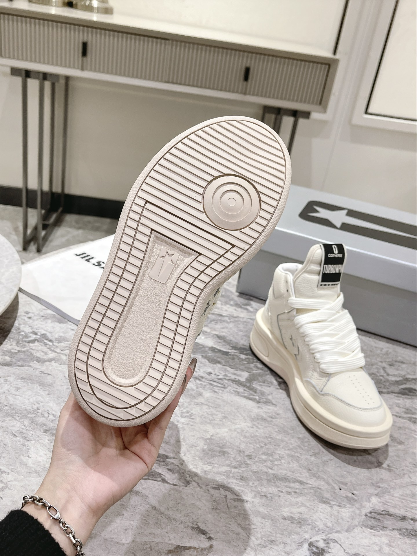 p280💰Rick Owens 𝙓 Converse 瑞克 欧文斯 匡威 联名情侣爆款✅已认证💯

✅鞋面：科技透染进口头层摔纹牛皮
内里垫脚采用小羊皮‼柔韧性十足！圆头的设计让脚趾得到完全的释放🥰摆脱鞋子原本的压迫感！
大底采用原版开模大底。双色大底组合工艺复杂。超级舒适！超下血本的❤
专柜原包装
𝙎𝙞𝙯𝙚: 35-40女   39-45男
𝙋𝙧𝙞𝙘𝙚