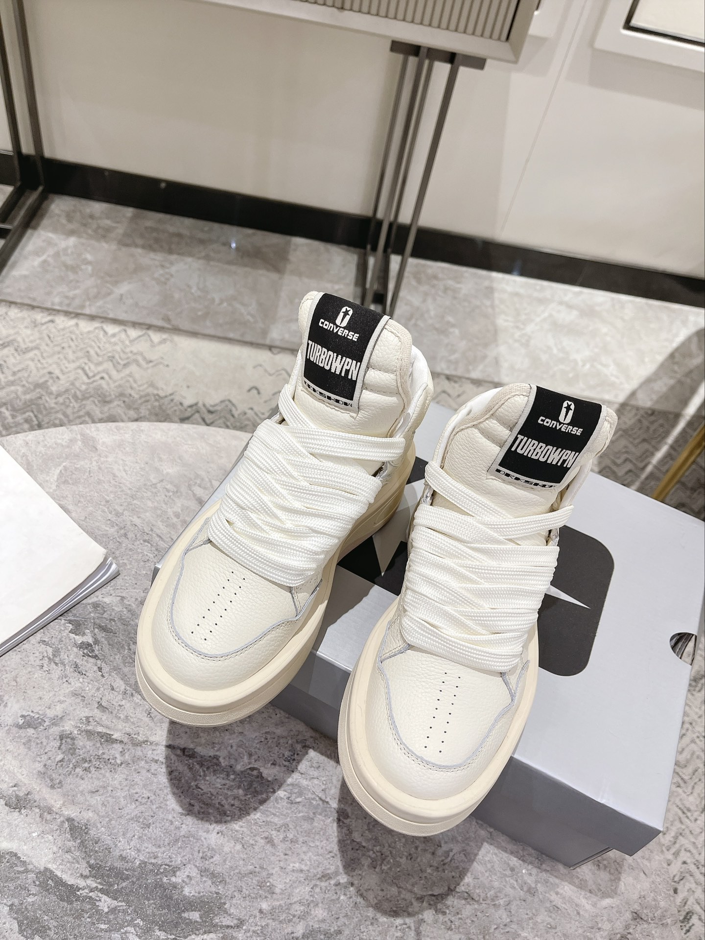 p280💰Rick Owens 𝙓 Converse 瑞克 欧文斯 匡威 联名情侣爆款✅已认证💯

✅鞋面：科技透染进口头层摔纹牛皮
内里垫脚采用小羊皮‼柔韧性十足！圆头的设计让脚趾得到完全的释放🥰摆脱鞋子原本的压迫感！
大底采用原版开模大底。双色大底组合工艺复杂。超级舒适！超下血本的❤
专柜原包装
𝙎𝙞𝙯𝙚: 35-40女   39-45男
𝙋𝙧𝙞𝙘𝙚