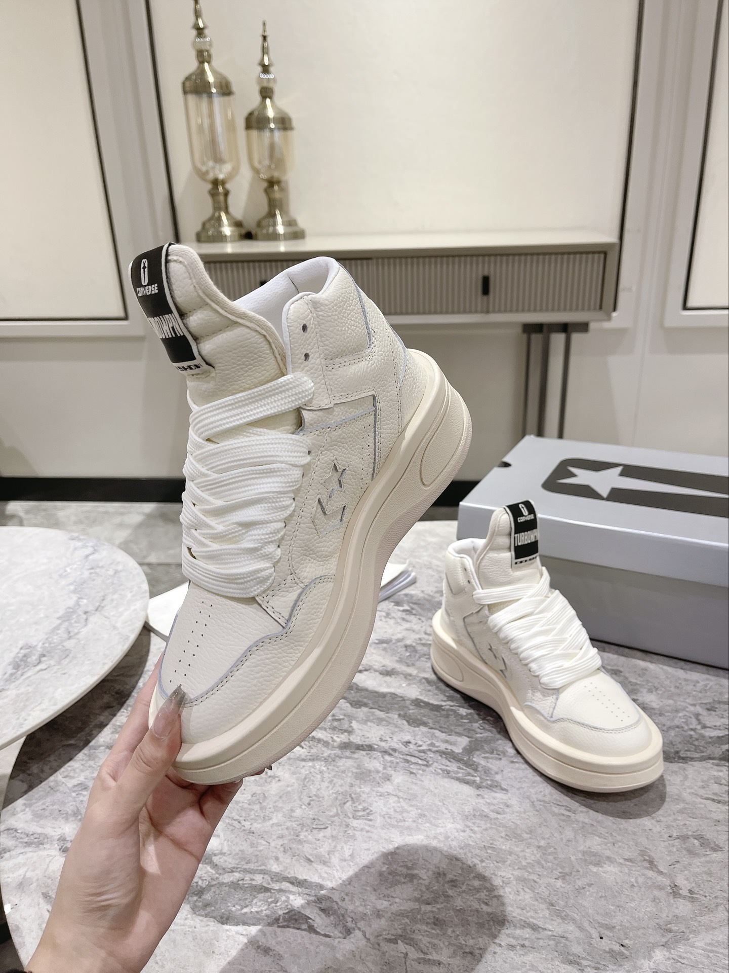 p280💰Rick Owens 𝙓 Converse 瑞克 欧文斯 匡威 联名情侣爆款✅已认证💯

✅鞋面：科技透染进口头层摔纹牛皮
内里垫脚采用小羊皮‼柔韧性十足！圆头的设计让脚趾得到完全的释放🥰摆脱鞋子原本的压迫感！
大底采用原版开模大底。双色大底组合工艺复杂。超级舒适！超下血本的❤
专柜原包装
𝙎𝙞𝙯𝙚: 35-40女   39-45男
𝙋𝙧𝙞𝙘𝙚