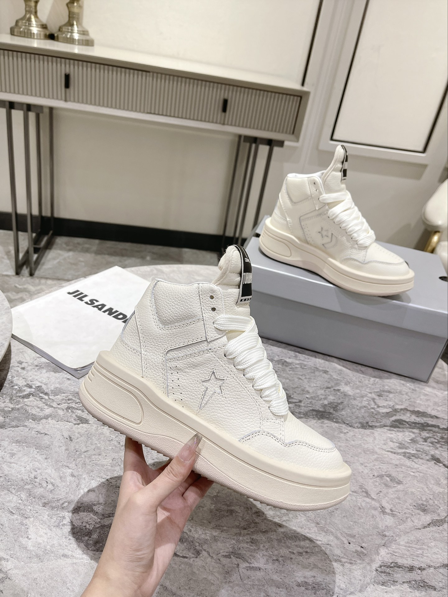 p280💰Rick Owens 𝙓 Converse 瑞克 欧文斯 匡威 联名情侣爆款✅已认证💯

✅鞋面：科技透染进口头层摔纹牛皮
内里垫脚采用小羊皮‼柔韧性十足！圆头的设计让脚趾得到完全的释放🥰摆脱鞋子原本的压迫感！
大底采用原版开模大底。双色大底组合工艺复杂。超级舒适！超下血本的❤
专柜原包装
𝙎𝙞𝙯𝙚: 35-40女   39-45男
𝙋𝙧𝙞𝙘𝙚