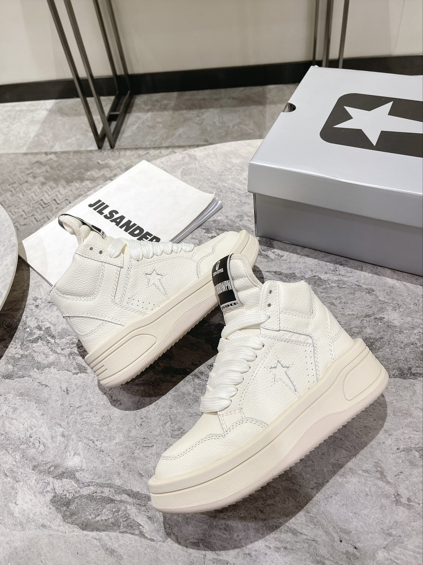 p280💰Rick Owens 𝙓 Converse 瑞克 欧文斯 匡威 联名情侣爆款✅已认证💯

✅鞋面：科技透染进口头层摔纹牛皮
内里垫脚采用小羊皮‼柔韧性十足！圆头的设计让脚趾得到完全的释放🥰摆脱鞋子原本的压迫感！
大底采用原版开模大底。双色大底组合工艺复杂。超级舒适！超下血本的❤
专柜原包装
𝙎𝙞𝙯𝙚: 35-40女   39-45男
𝙋𝙧𝙞𝙘𝙚