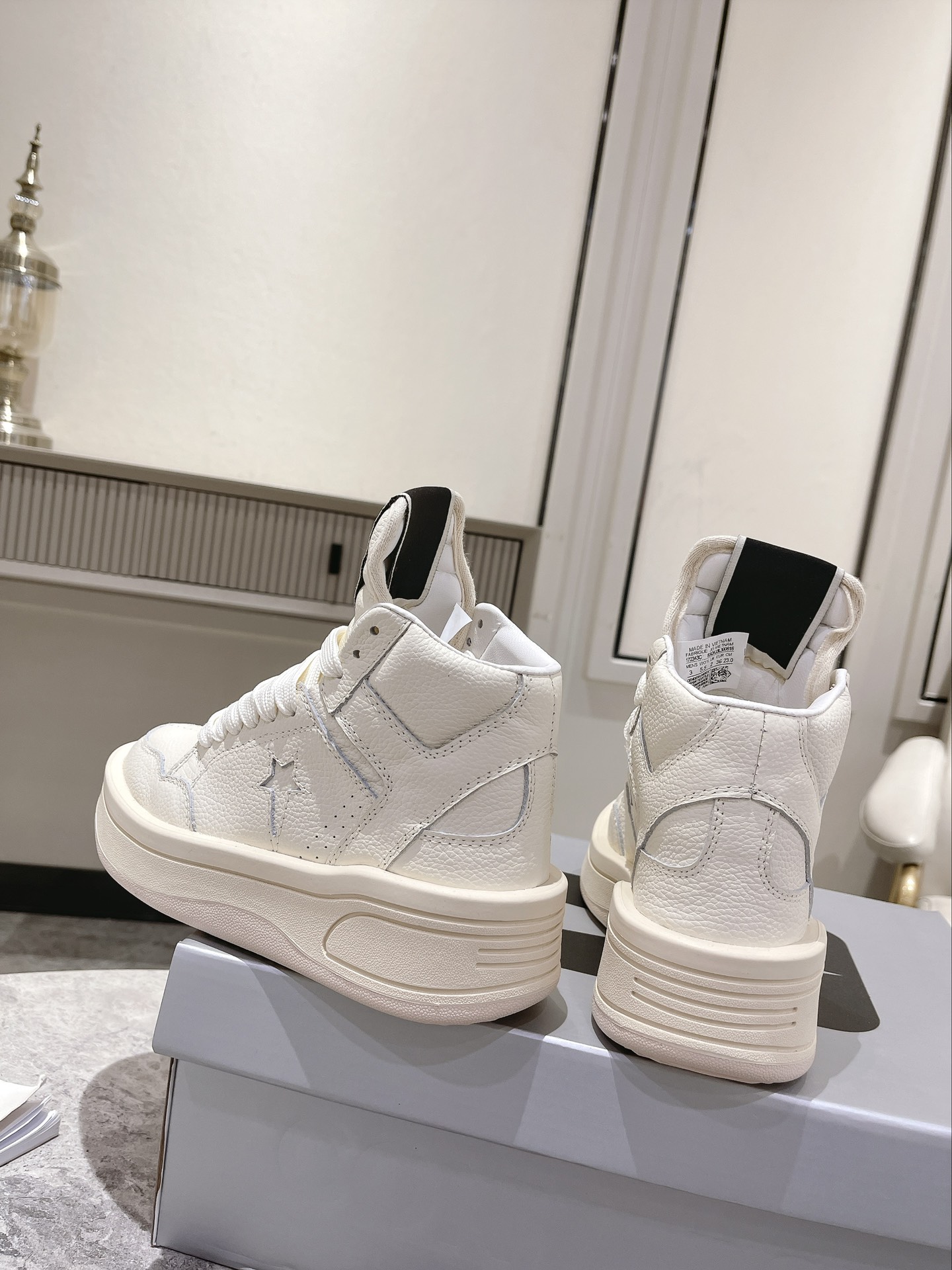 p280💰Rick Owens 𝙓 Converse 瑞克 欧文斯 匡威 联名情侣爆款✅已认证💯

✅鞋面：科技透染进口头层摔纹牛皮
内里垫脚采用小羊皮‼柔韧性十足！圆头的设计让脚趾得到完全的释放🥰摆脱鞋子原本的压迫感！
大底采用原版开模大底。双色大底组合工艺复杂。超级舒适！超下血本的❤
专柜原包装
𝙎𝙞𝙯𝙚: 35-40女   39-45男
𝙋𝙧𝙞𝙘𝙚