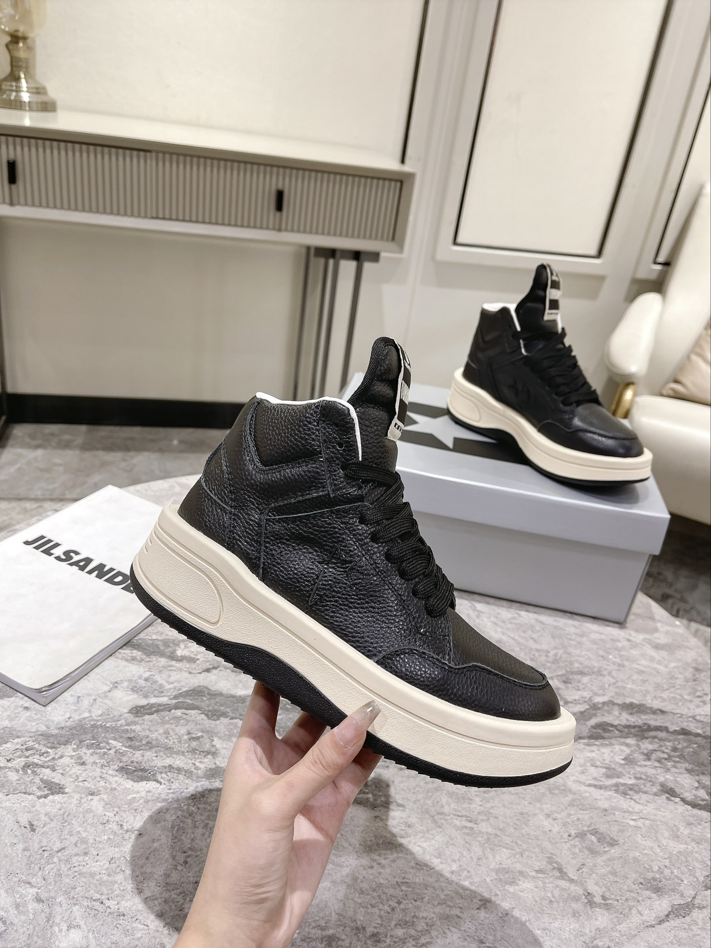 p280💰Rick Owens 𝙓 Converse 瑞克 欧文斯 匡威 联名情侣爆款✅已认证💯

✅鞋面：科技透染进口头层摔纹牛皮
内里垫脚采用小羊皮‼柔韧性十足！圆头的设计让脚趾得到完全的释放🥰摆脱鞋子原本的压迫感！
大底采用原版开模大底。双色大底组合工艺复杂。超级舒适！超下血本的❤
专柜原包装
𝙎𝙞𝙯𝙚: 35-40女   39-45男
𝙋𝙧𝙞𝙘𝙚