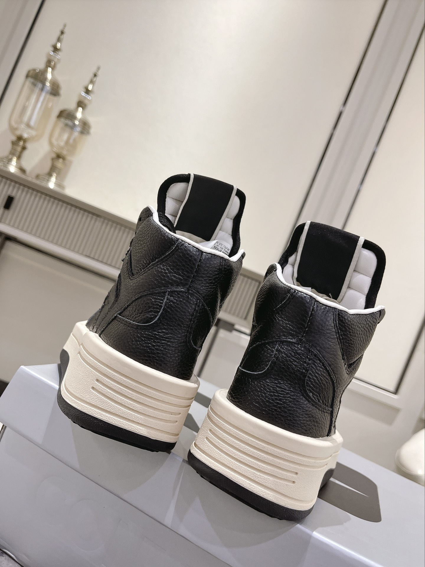 p280💰Rick Owens 𝙓 Converse 瑞克 欧文斯 匡威 联名情侣爆款✅已认证💯

✅鞋面：科技透染进口头层摔纹牛皮
内里垫脚采用小羊皮‼柔韧性十足！圆头的设计让脚趾得到完全的释放🥰摆脱鞋子原本的压迫感！
大底采用原版开模大底。双色大底组合工艺复杂。超级舒适！超下血本的❤
专柜原包装
𝙎𝙞𝙯𝙚: 35-40女   39-45男
𝙋𝙧𝙞𝙘𝙚