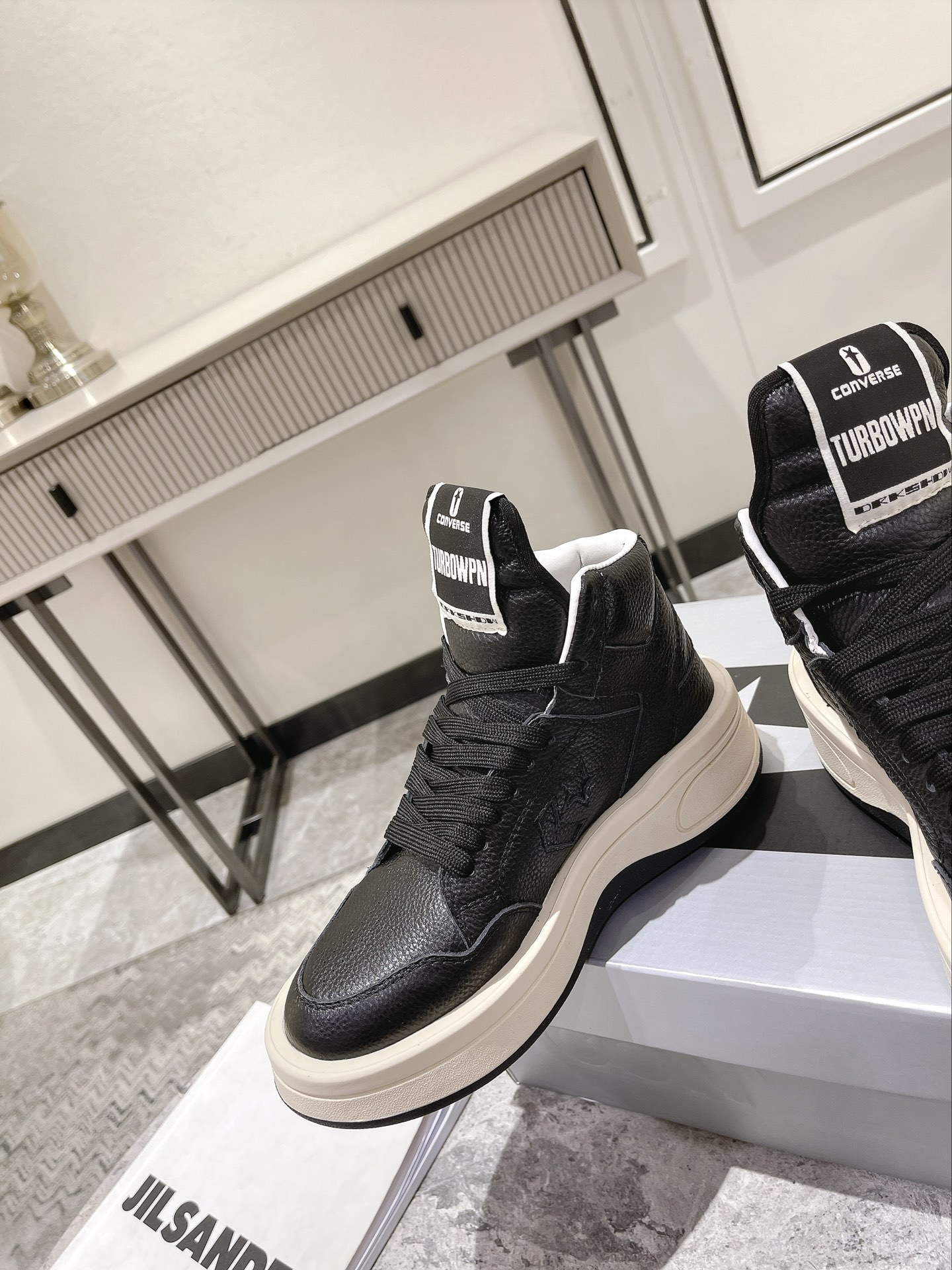 p280💰Rick Owens 𝙓 Converse 瑞克 欧文斯 匡威 联名情侣爆款✅已认证💯

✅鞋面：科技透染进口头层摔纹牛皮
内里垫脚采用小羊皮‼柔韧性十足！圆头的设计让脚趾得到完全的释放🥰摆脱鞋子原本的压迫感！
大底采用原版开模大底。双色大底组合工艺复杂。超级舒适！超下血本的❤
专柜原包装
𝙎𝙞𝙯𝙚: 35-40女   39-45男
𝙋𝙧𝙞𝙘𝙚