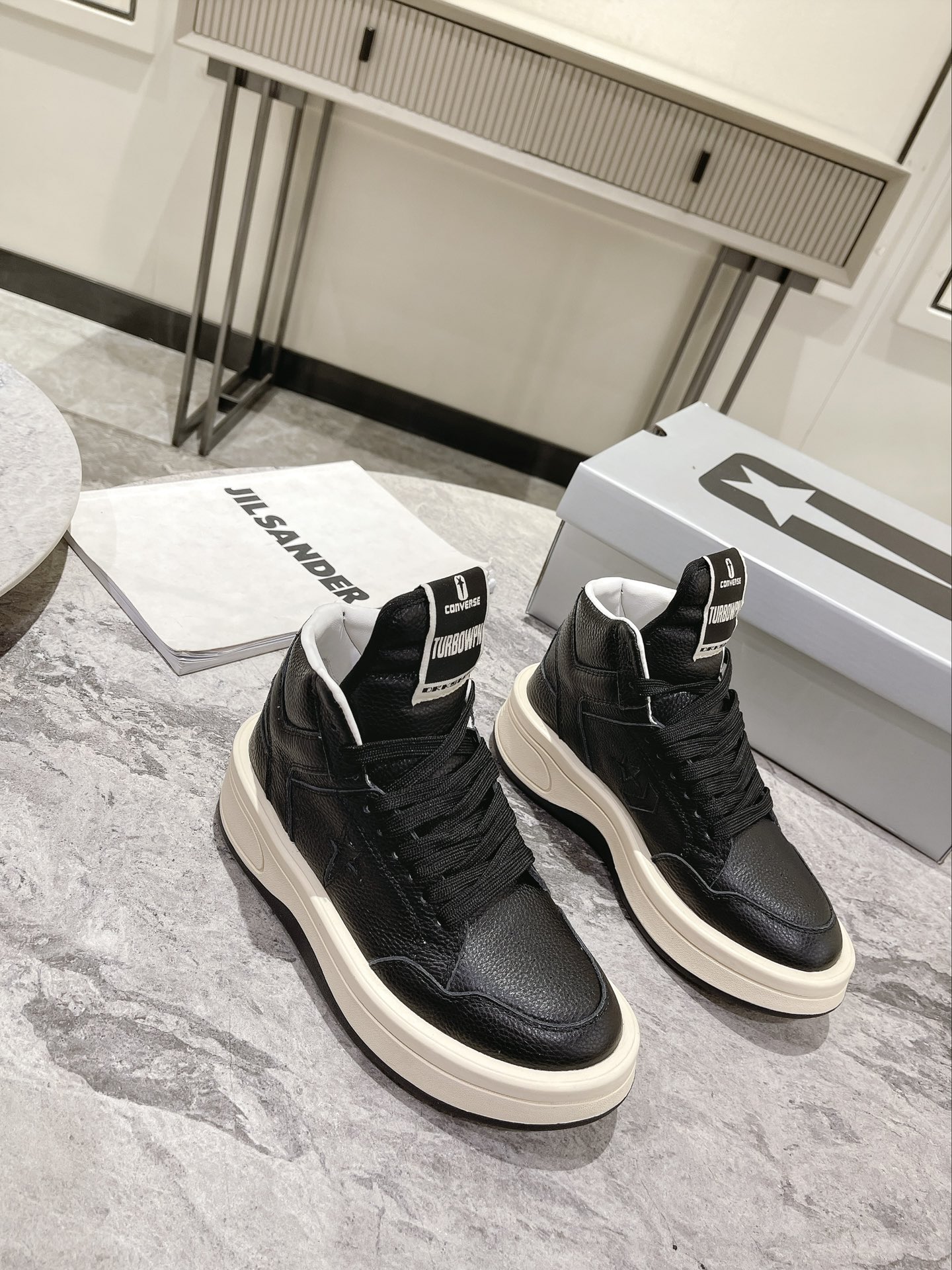 p280💰Rick Owens 𝙓 Converse 瑞克 欧文斯 匡威 联名情侣爆款✅已认证💯

✅鞋面：科技透染进口头层摔纹牛皮
内里垫脚采用小羊皮‼柔韧性十足！圆头的设计让脚趾得到完全的释放🥰摆脱鞋子原本的压迫感！
大底采用原版开模大底。双色大底组合工艺复杂。超级舒适！超下血本的❤
专柜原包装
𝙎𝙞𝙯𝙚: 35-40女   39-45男
𝙋𝙧𝙞𝙘𝙚