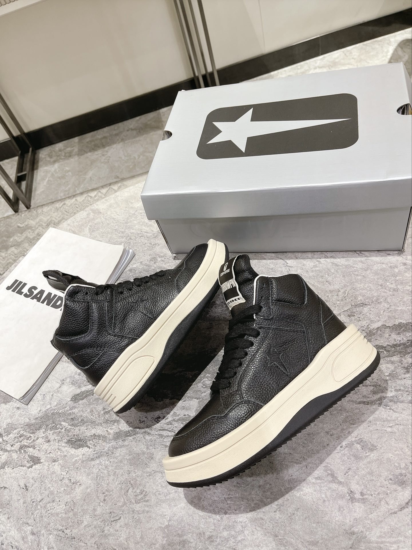 p280💰Rick Owens 𝙓 Converse 瑞克 欧文斯 匡威 联名情侣爆款✅已认证💯

✅鞋面：科技透染进口头层摔纹牛皮
内里垫脚采用小羊皮‼柔韧性十足！圆头的设计让脚趾得到完全的释放🥰摆脱鞋子原本的压迫感！
大底采用原版开模大底。双色大底组合工艺复杂。超级舒适！超下血本的❤
专柜原包装
𝙎𝙞𝙯𝙚: 35-40女   39-45男
𝙋𝙧𝙞𝙘𝙚