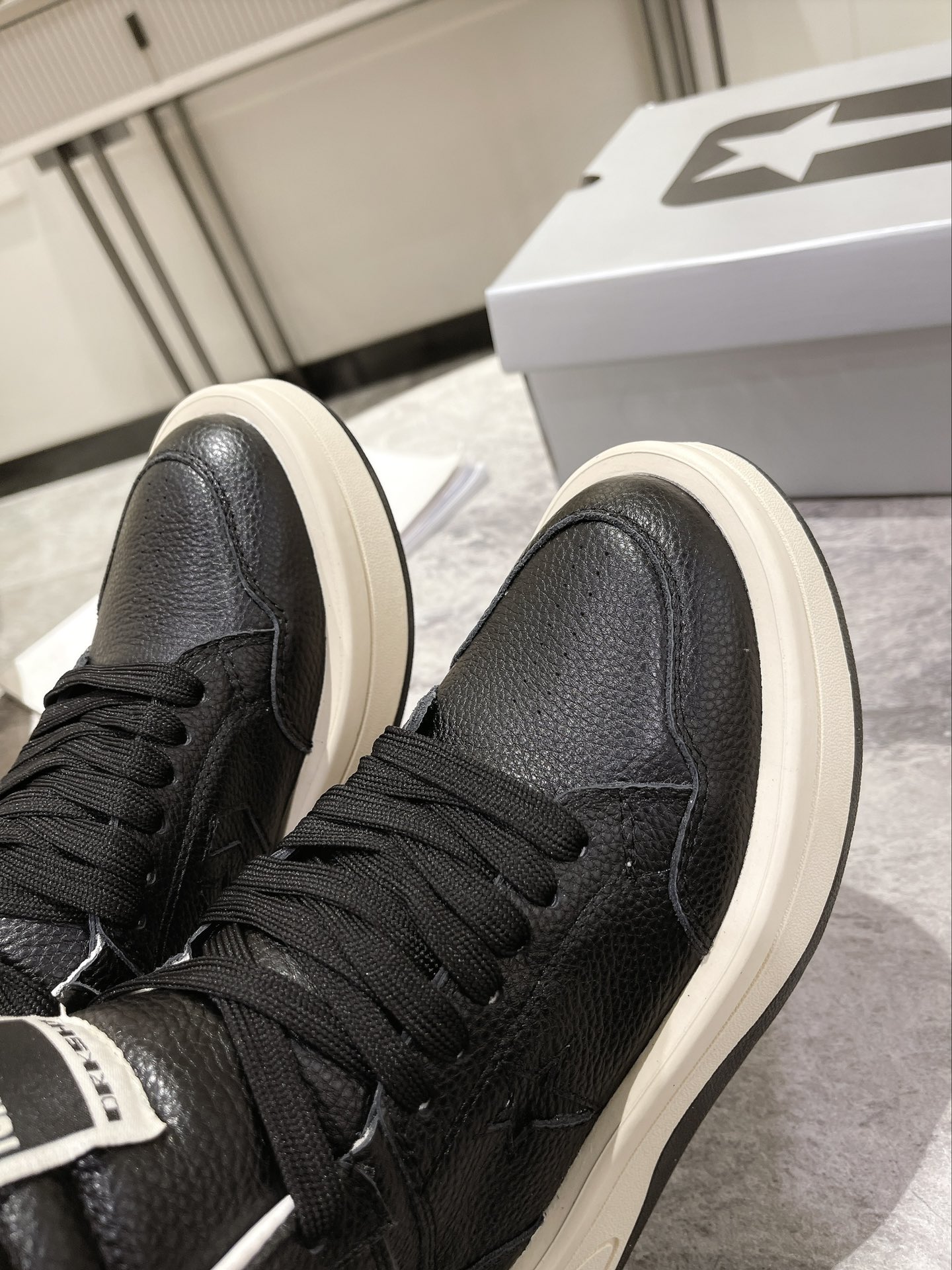 p280💰Rick Owens 𝙓 Converse 瑞克 欧文斯 匡威 联名情侣爆款✅已认证💯

✅鞋面：科技透染进口头层摔纹牛皮
内里垫脚采用小羊皮‼柔韧性十足！圆头的设计让脚趾得到完全的释放🥰摆脱鞋子原本的压迫感！
大底采用原版开模大底。双色大底组合工艺复杂。超级舒适！超下血本的❤
专柜原包装
𝙎𝙞𝙯𝙚: 35-40女   39-45男
𝙋𝙧𝙞𝙘𝙚