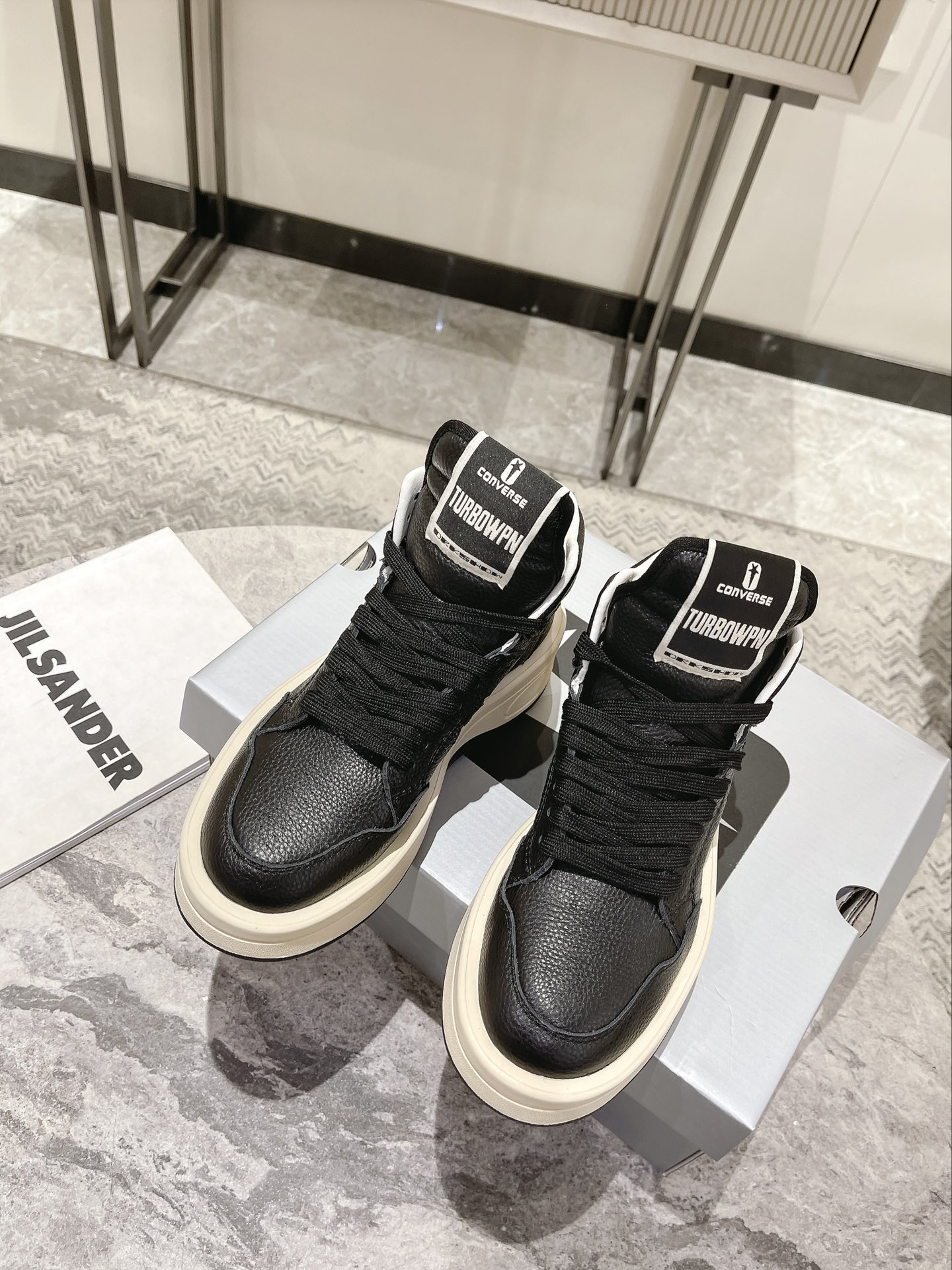 p280💰Rick Owens 𝙓 Converse 瑞克 欧文斯 匡威 联名情侣爆款✅已认证💯

✅鞋面：科技透染进口头层摔纹牛皮
内里垫脚采用小羊皮‼柔韧性十足！圆头的设计让脚趾得到完全的释放🥰摆脱鞋子原本的压迫感！
大底采用原版开模大底。双色大底组合工艺复杂。超级舒适！超下血本的❤
专柜原包装
𝙎𝙞𝙯𝙚: 35-40女   39-45男
𝙋𝙧𝙞𝙘𝙚