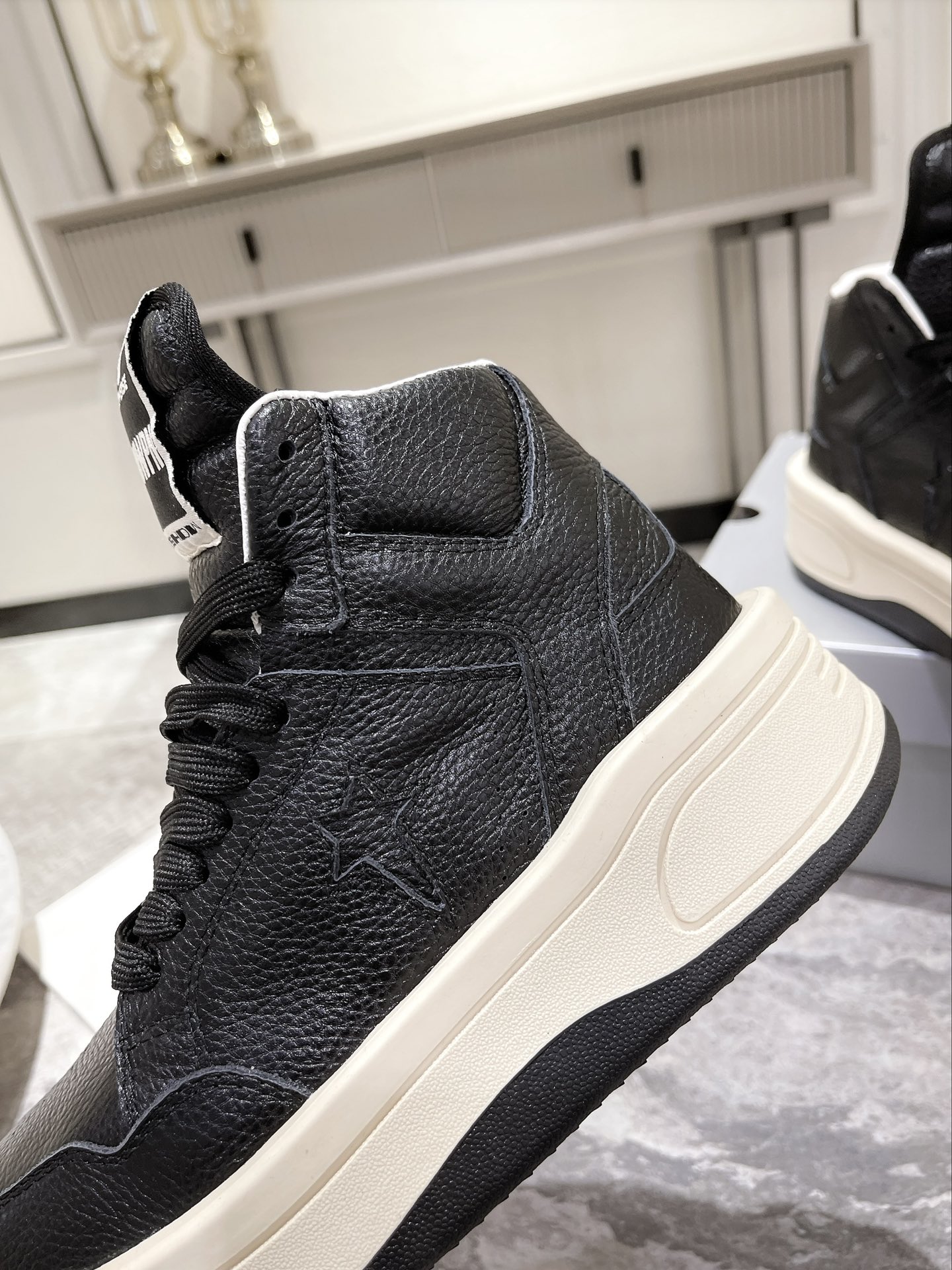 p280💰Rick Owens 𝙓 Converse 瑞克 欧文斯 匡威 联名情侣爆款✅已认证💯

✅鞋面：科技透染进口头层摔纹牛皮
内里垫脚采用小羊皮‼柔韧性十足！圆头的设计让脚趾得到完全的释放🥰摆脱鞋子原本的压迫感！
大底采用原版开模大底。双色大底组合工艺复杂。超级舒适！超下血本的❤
专柜原包装
𝙎𝙞𝙯𝙚: 35-40女   39-45男
𝙋𝙧𝙞𝙘𝙚