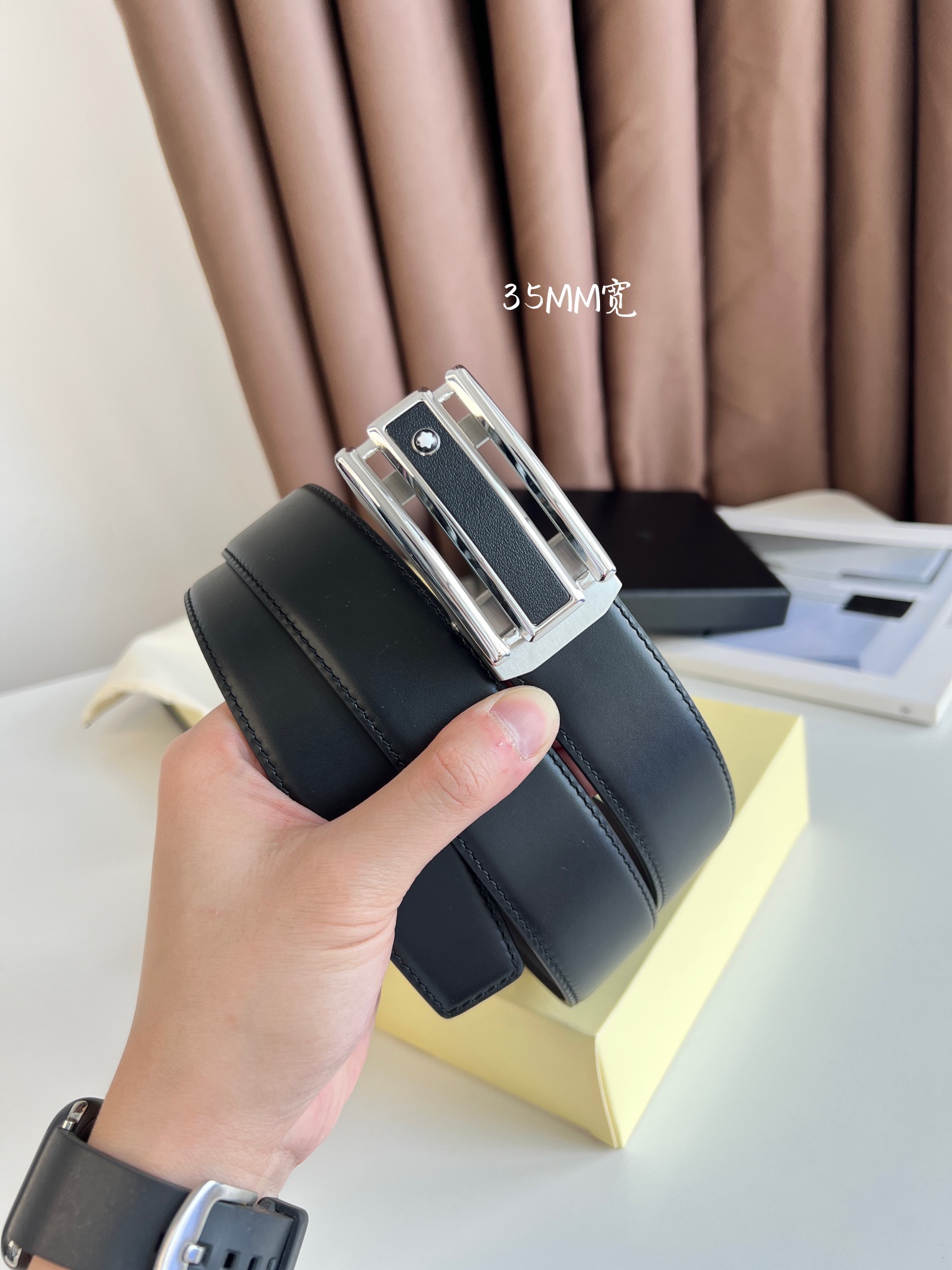 Montblanc 万宝龙 自动扣系列 双面头层牛皮搭配钢扣五金 皮带易穿戴 抽拉式既可调到自己合适的尺寸