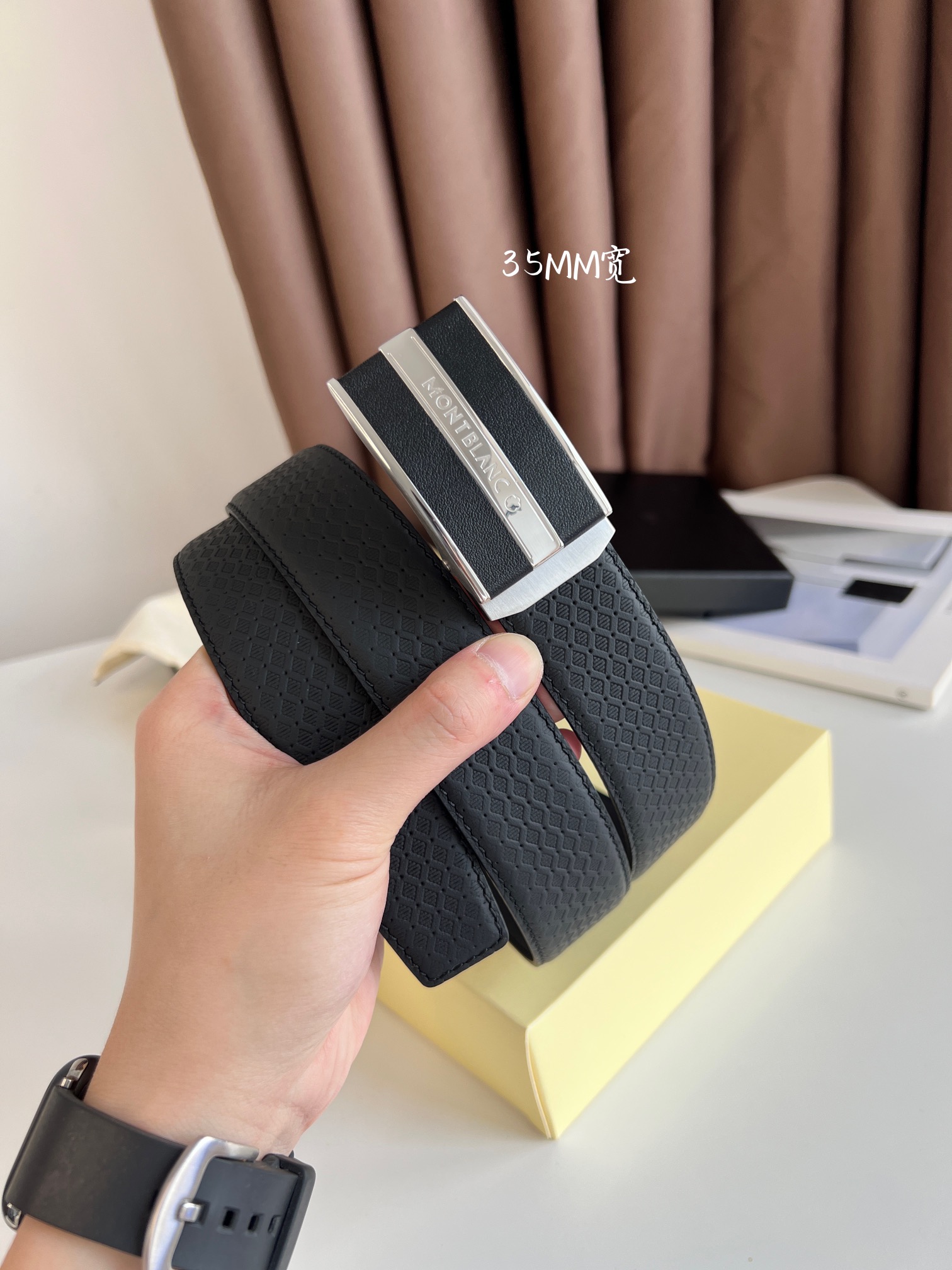 Montblanc 万宝龙 自动扣系列 双面头层牛皮搭配钢扣五金 皮带易穿戴 抽拉式既可调到自己合适的尺寸