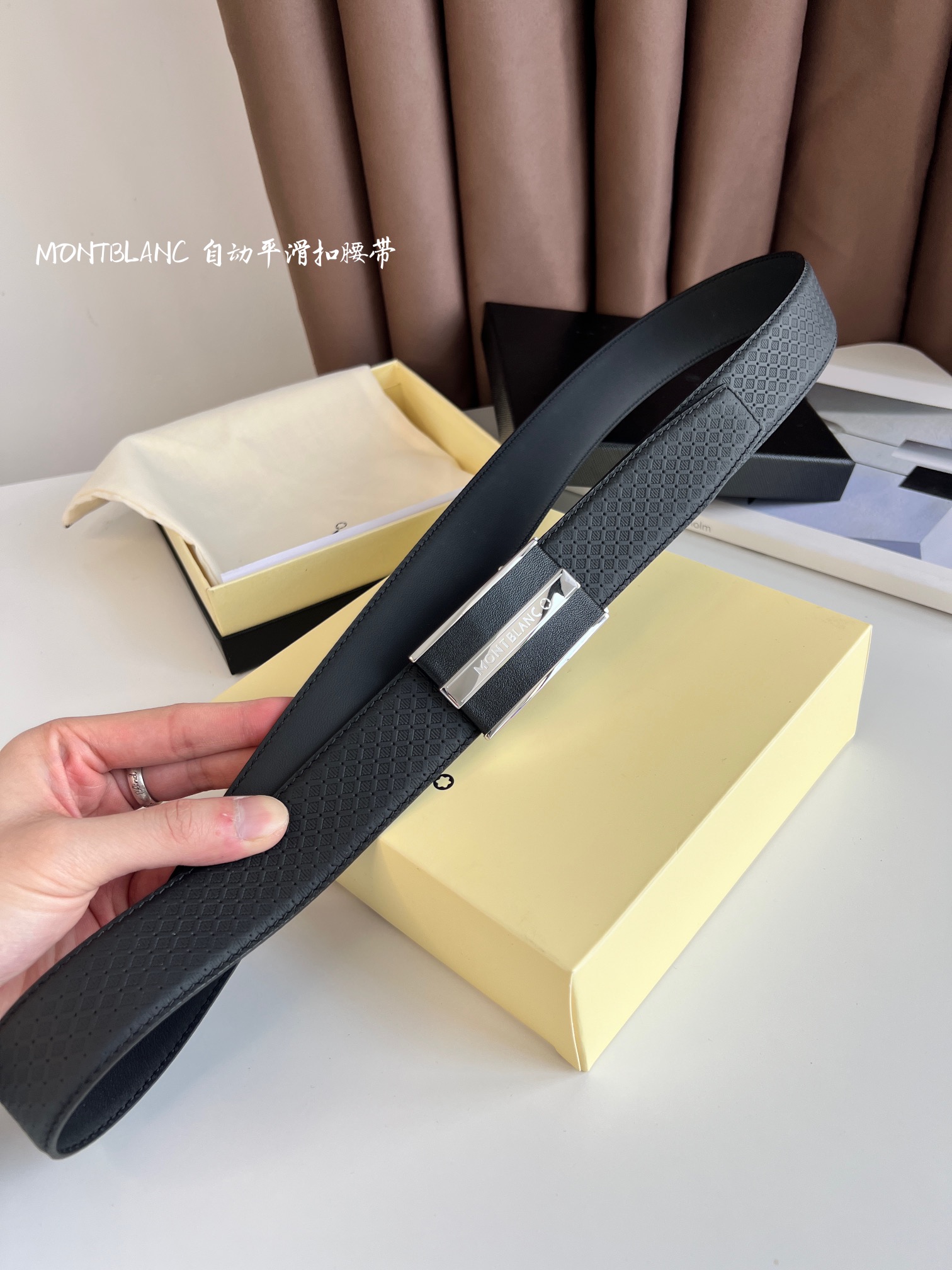 Montblanc 万宝龙 自动扣系列 双面头层牛皮搭配钢扣五金 皮带易穿戴 抽拉式既可调到自己合适的尺寸