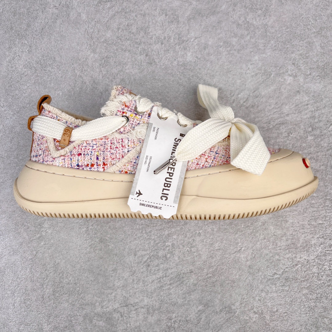 ＃开春福利 SMILEREPUBLIC檀健次同款经典新款起司猫低帮开口笑厚底帆布鞋 新晋街头鞋履品牌SMILEREPUBLIC Canvas 系列 以 SMILE 为灵感来源 捕捉潮流 主打柔软的帆布设计 有裁切的羊毛流苏与独特编织技艺 超软水染牛皮内里 注塑成型鞋垫 4cm厘米外增高效果橡胶鞋底 尺码：35 36 37 38 39 40 41 42 43 44-选品中心