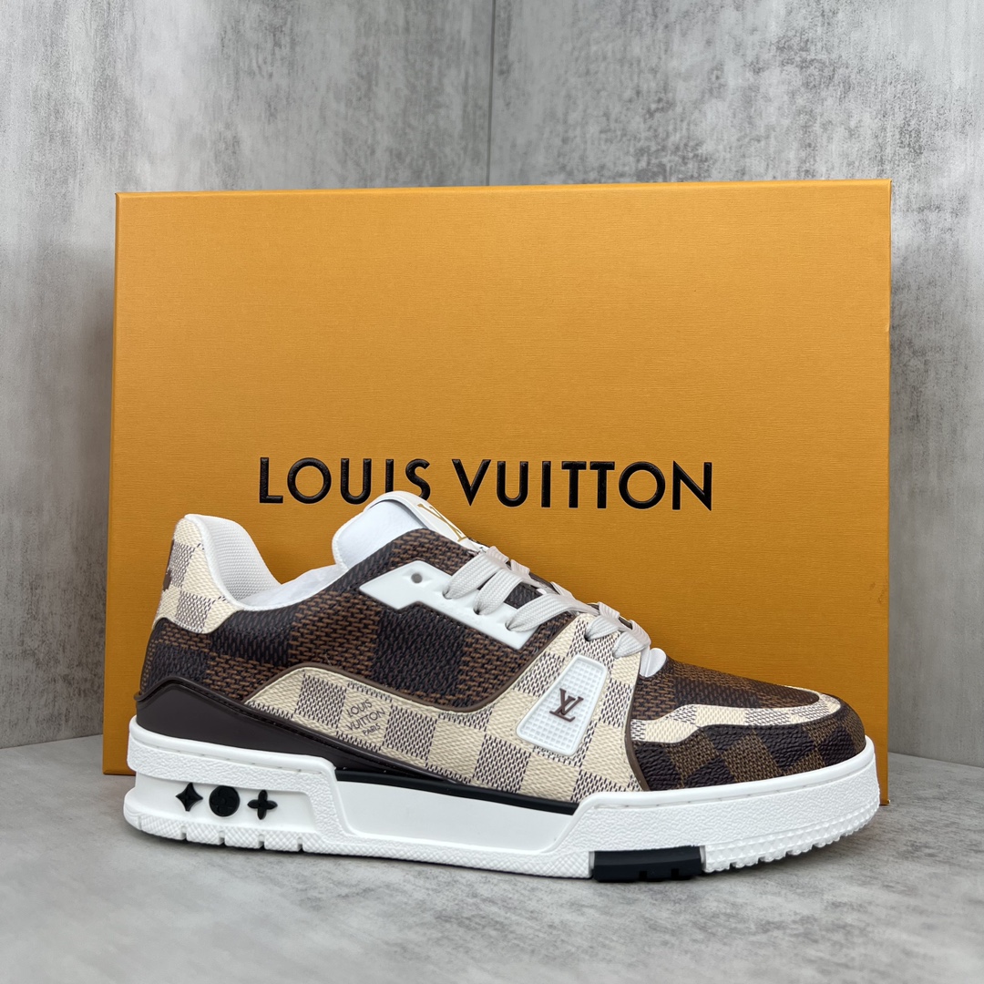Louis Vuitton 新款上架 2062 Louis*Vuitto* LV Trainer 最新走秀款 大底和面料私模 绝对下血本费心思的一款鞋子 自Vifgil到来之后而设计的这一系列 每一季度都深受众多粉丝的青睐 TPU 大底 包装