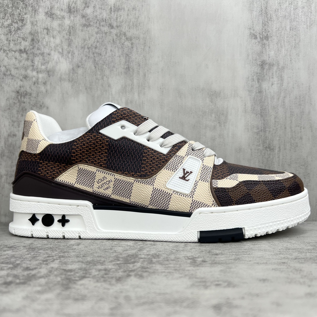Louis Vuitton 新款上架 2062 Louis*Vuitto* LV Trainer 最新走秀款 大底和面料私模 绝对下血本费心思的一款鞋子 自Vifgil到来之后而设计的这一系列 每一季度都深受众多粉丝的青睐 TPU 大底 包装