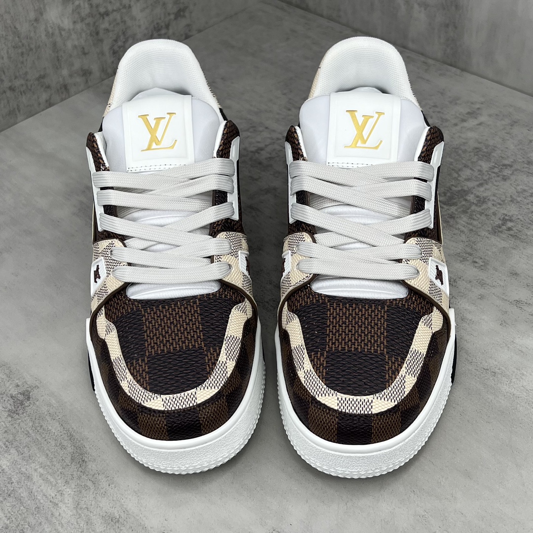 Louis Vuitton 新款上架 2062 Louis*Vuitto* LV Trainer 最新走秀款 大底和面料私模 绝对下血本费心思的一款鞋子 自Vifgil到来之后而设计的这一系列 每一季度都深受众多粉丝的青睐 TPU 大底 包装