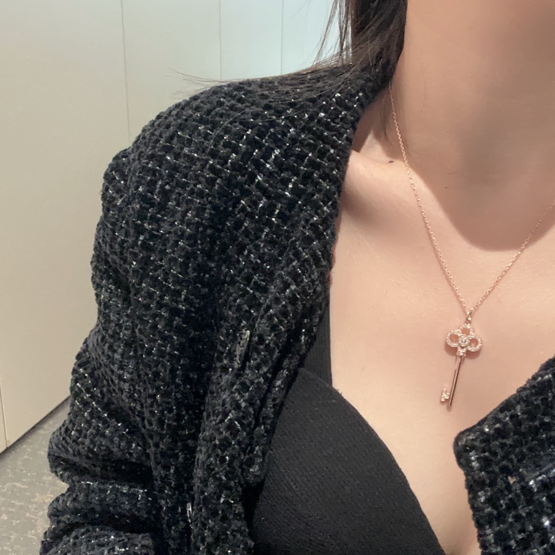 NO:631333,Are you sure you don’t want a key that you can carry all year round?  Spot real shot limited time 88220, tiffanyTiffany necklace, necklace, Cartier high-end jewelry19860909确定不来一个一年四季都能带的钥匙吗？ 现货实拍限时88220,tiffanyTiffany项链,necklace,卡迪亚高端饰品,Jewelry
