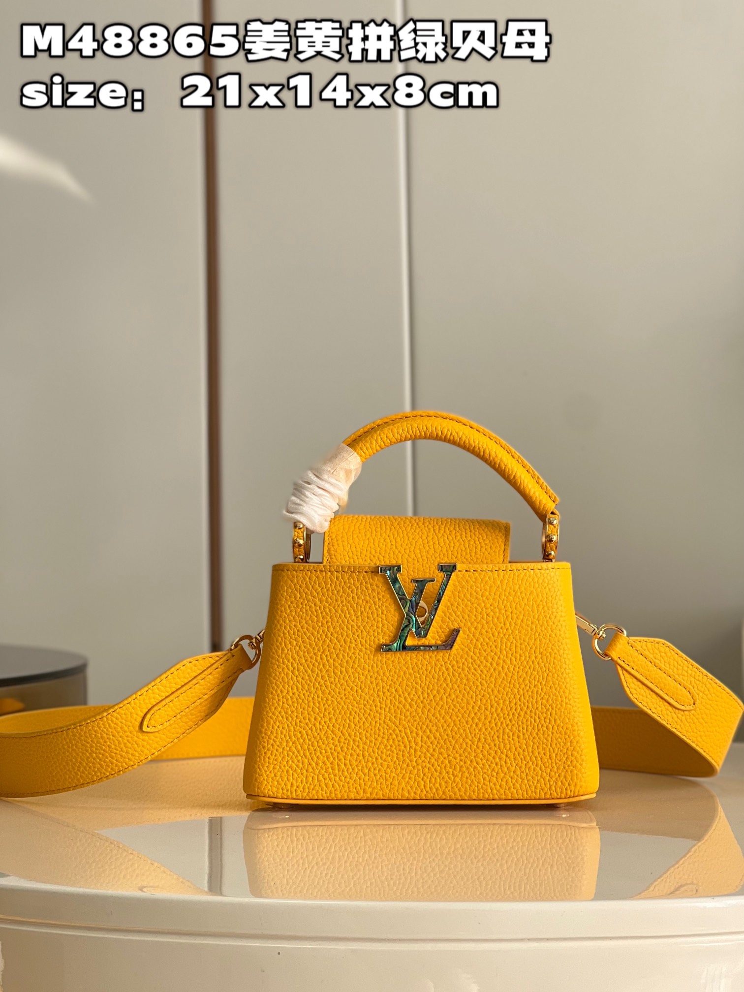 NO:399563,【Exclusive real photo Model M48865 Turmeric Green Fritillaria Mini】Capucines Mini Handbag Imported Calfskin, Shiny Metal Decoration, Special Capucines Cover can be included in the bag to display letter logos, and can be turned outwards. The Monogram Flower pattern is size: 21x14x8 cm N.1100,LV【Original Leather】,louis vuitton,cowhide19860909【独家实拍 型号M48865姜黄拼绿贝母 迷你】Capucines 迷你手袋 法国进口小牛皮,闪亮的金属饰件,特有的Capucines搭盖既可收入包内展示字母标识,又可外翻 呈现Monogram Flower图案 size:21x14x8 cm N.1100,LV【原厂皮】,louis vuitton,cowhide,Bag