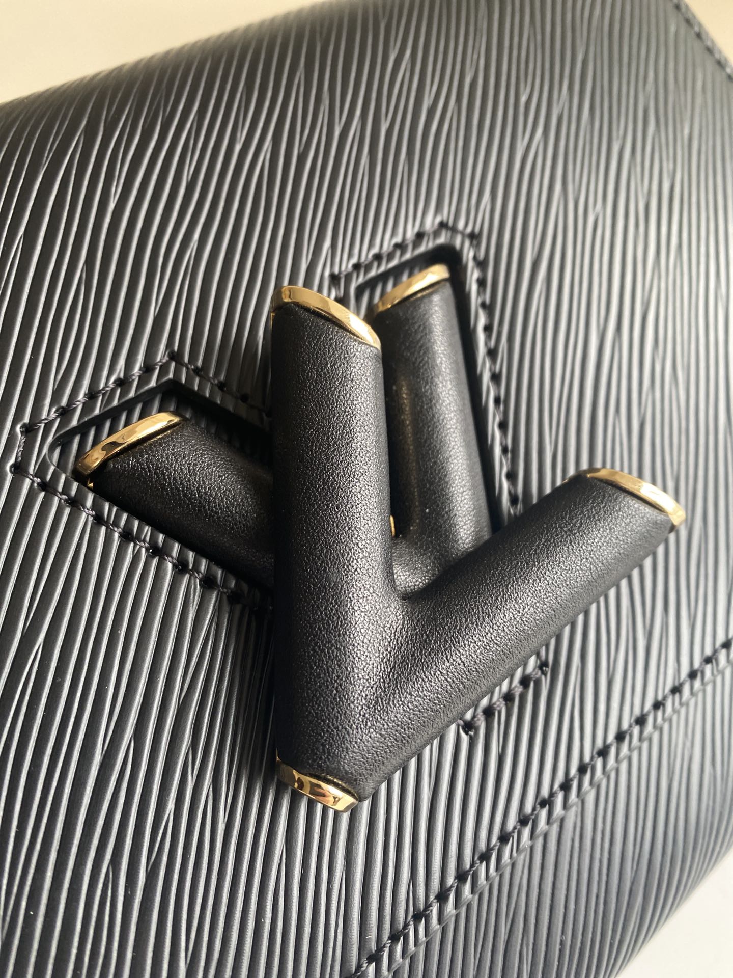 Twist 中号手袋 M50282. 2021 春季见证 Twist 中号手袋的焕新升级:Epi 粒面皮革烘托雾感漆光 LV Twist 扭锁 6