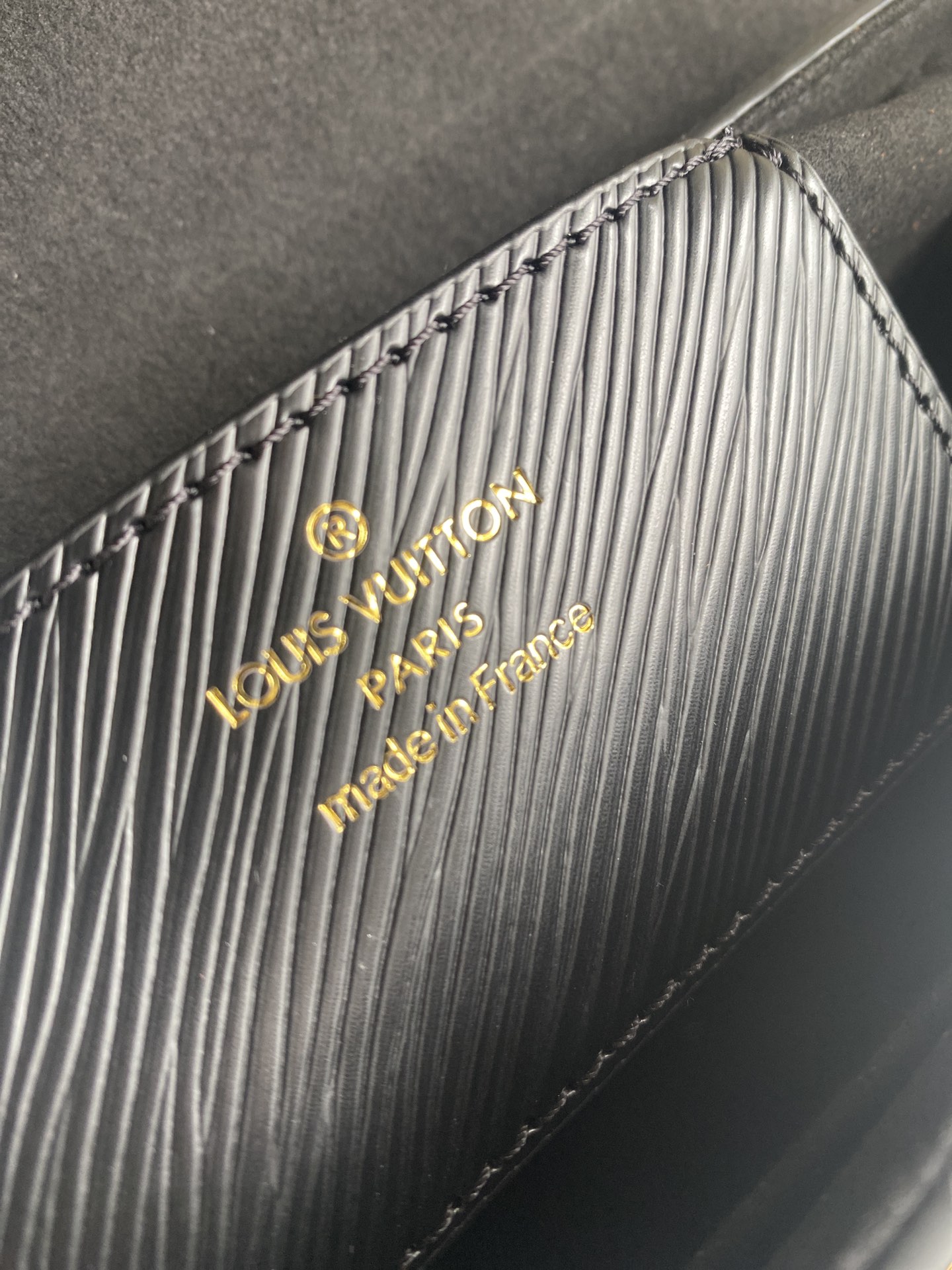 Twist 中号手袋 M50282. 2021 春季见证 Twist 中号手袋的焕新升级:Epi 粒面皮革烘托雾感漆光 LV Twist 扭锁 9