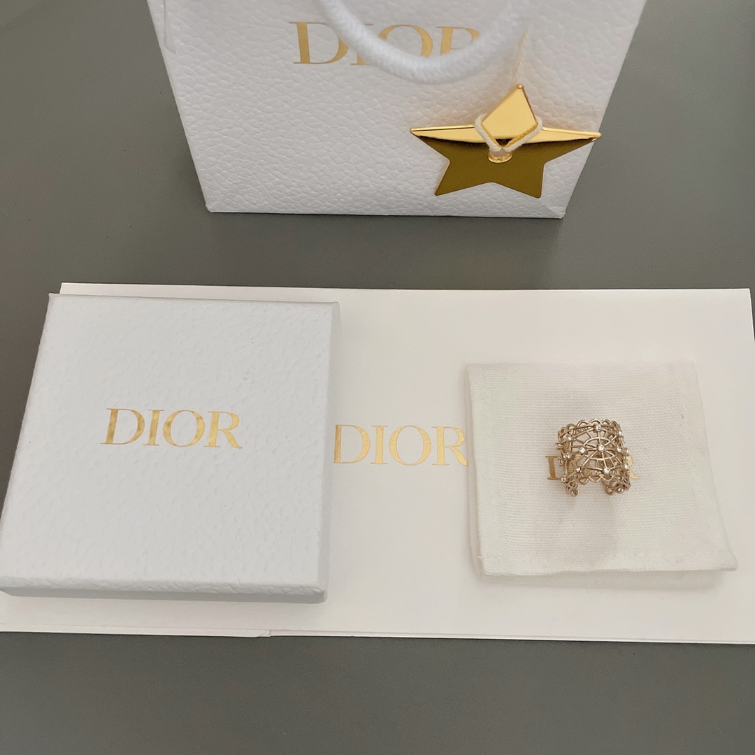 NO:633773,88160【d lace open ring】Z, this is a must-have!  My wife is so beautiful!  It’s so exquisite that it comes in one size M. The opening design can be slightly adjusted. It’s so beautiful!  Must enter!  Beautiful hollow star pattern, light golden metal with gorgeous patterns and embellishment of Swarovski diamonds, low-key luxury, wide design, very retro and elegant temperament, look forward to our products!  Feel free to zoom in and compare details to differentiate between low-end and high-end Cartier jewelry on the market.1986090988160【d蕾丝开口戒】Z ,这个必冲呀！太太太美啦！精致到哭m码一个尺寸,开口设计可稍微调节,太绝美了！一定要入！唯美的镂空星阵纹路,浅金色的金属搭配华丽纹路加上施华洛钻的点缀,低调奢华,宽版的设计,非常的复古典雅气质认准我们家一致z出品！细节随意放大对比,区分市面low版,,卡迪亚高端饰品,Jewelry