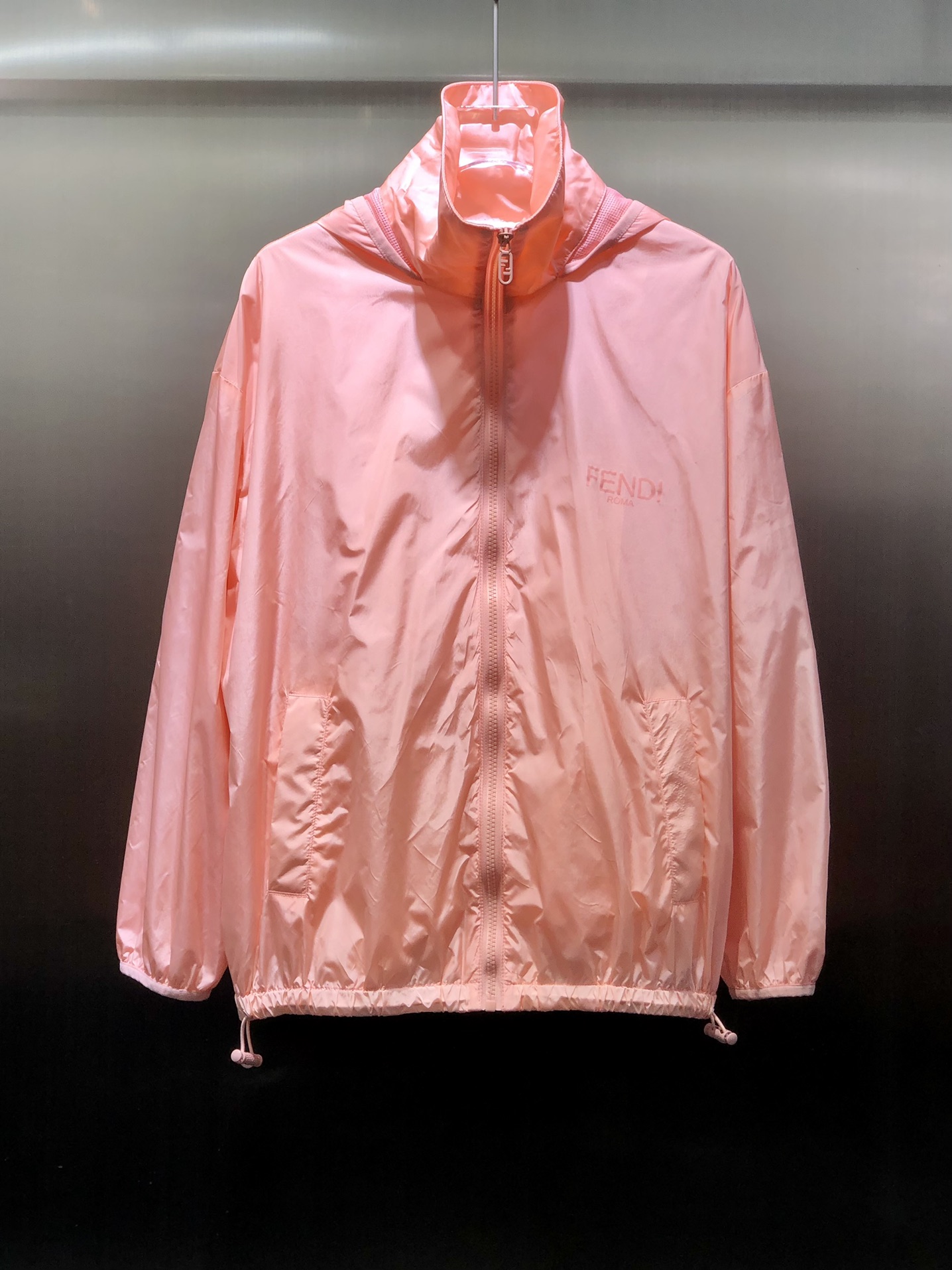 NO:696895,Fendi/Fendi new style for early spring, baguette 25th anniversary limited series, bag decoration, hooded windbreaker jacket, light pink color for girls, doubles the age-reducing upper body, hooded zipper loose fit, easy to control for any figure, detachable large bag decoration on the back, can be transformed into a crossbody bag in seconds, full of style when going on vacation, imported memory silk fabric, customized YB snap button accessories, high version SML,,fendi,fendi,jackets & coats,hats,19860909Fendi/芬迪 早春新款 法棍25周年限定系列 包包装饰连帽风衣外套 少女心的浅粉色的色 上身减龄感倍增 连帽拉链宽松版型 对于任何身材轻松驾驭 后背可拆卸的大包包装饰 可秒变斜跨包包哦 出门度假旅游造型感十足 进口的记忆丝面料 定制的YB四合扣配件 高版本SML,,fendi,fendi,jackets & coats,hats,,Women's clothing