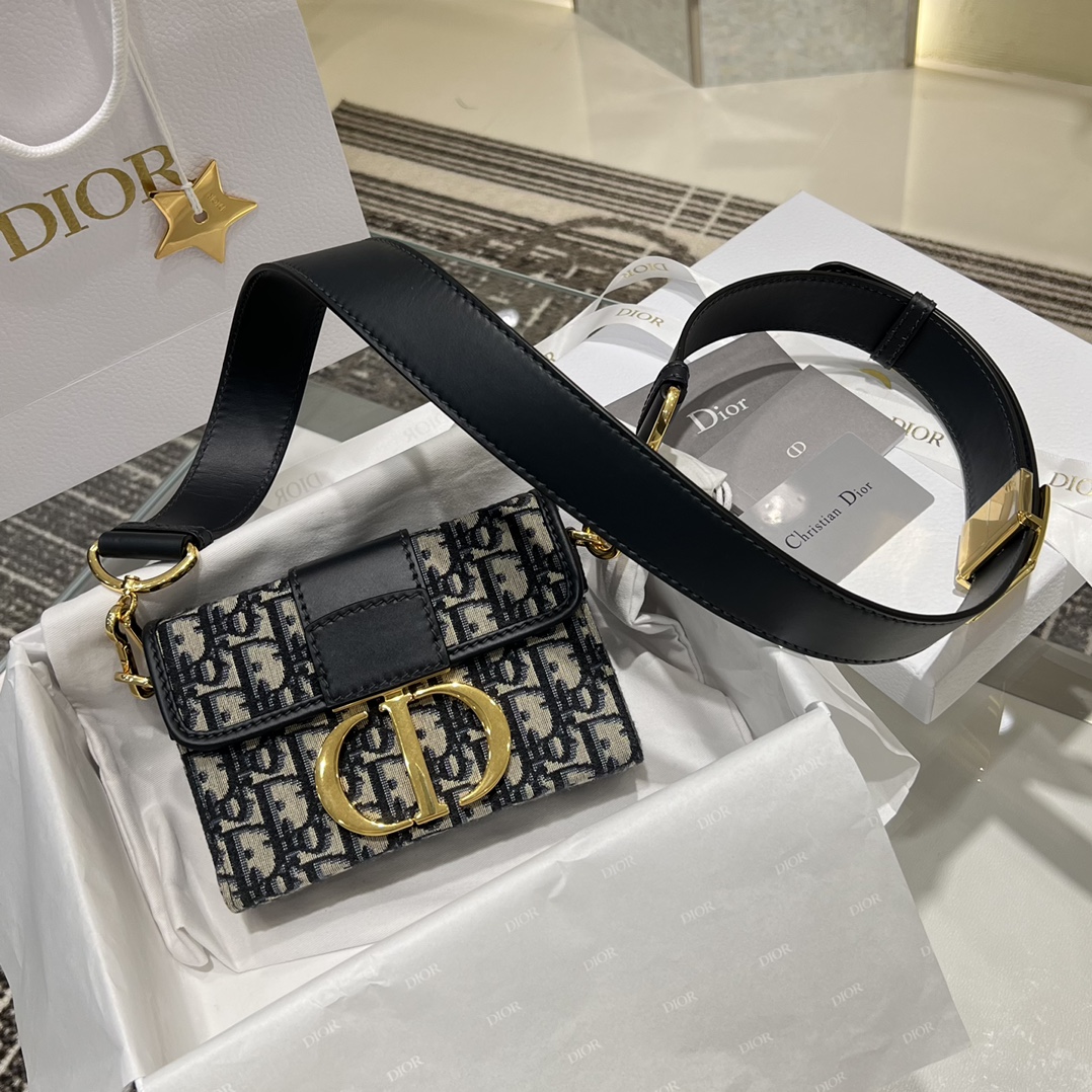 𝑪𝑫 𝗠𝗶𝗻𝗶 𝗕𝗼𝘅 Bolsa tipo caja para presbicia en forma de caja. Montaigne clásico. Se ha usado durante diez años …